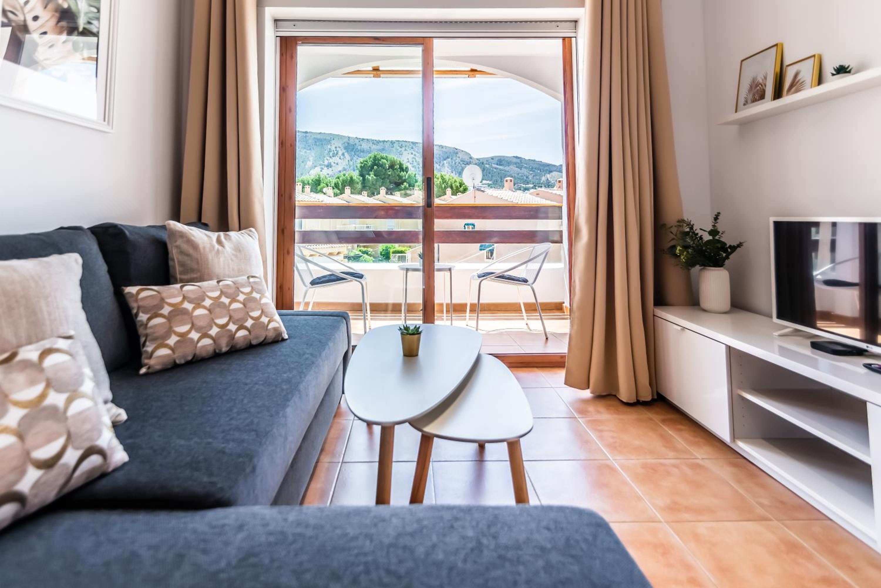 Apartamento de una habitación con balcón y vistas a la montaña