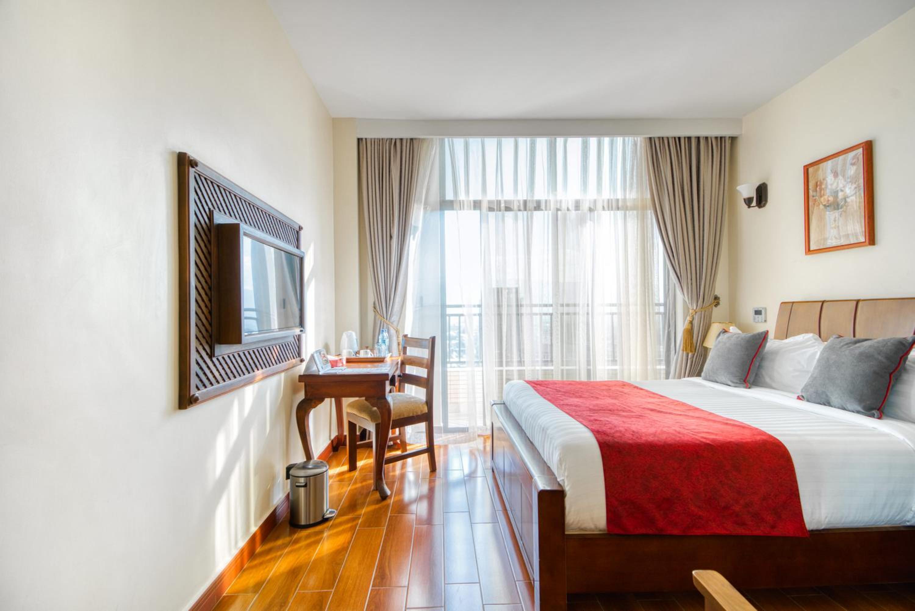 King Room with Balcony - Photo 5