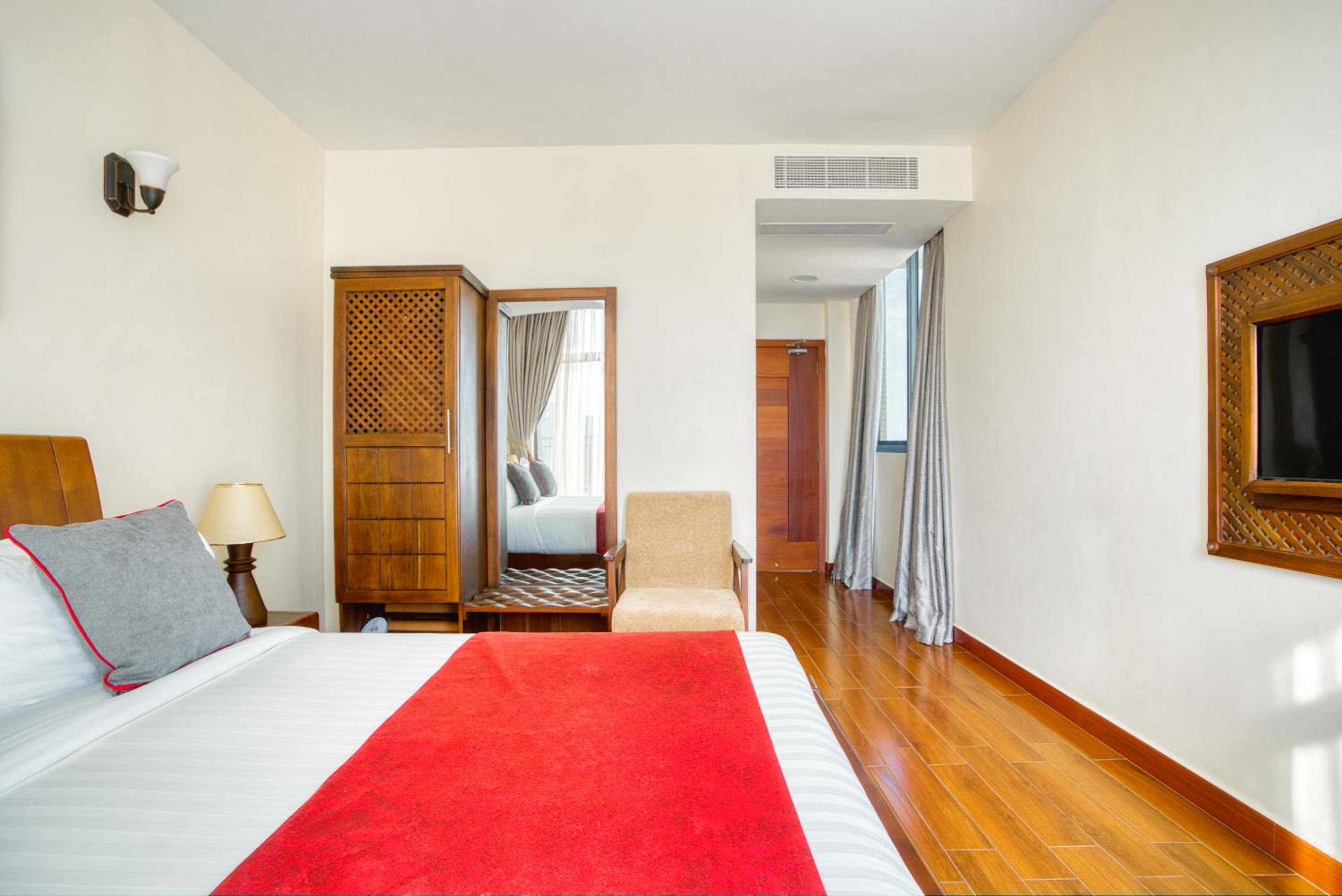 King Room with Balcony - Photo 4