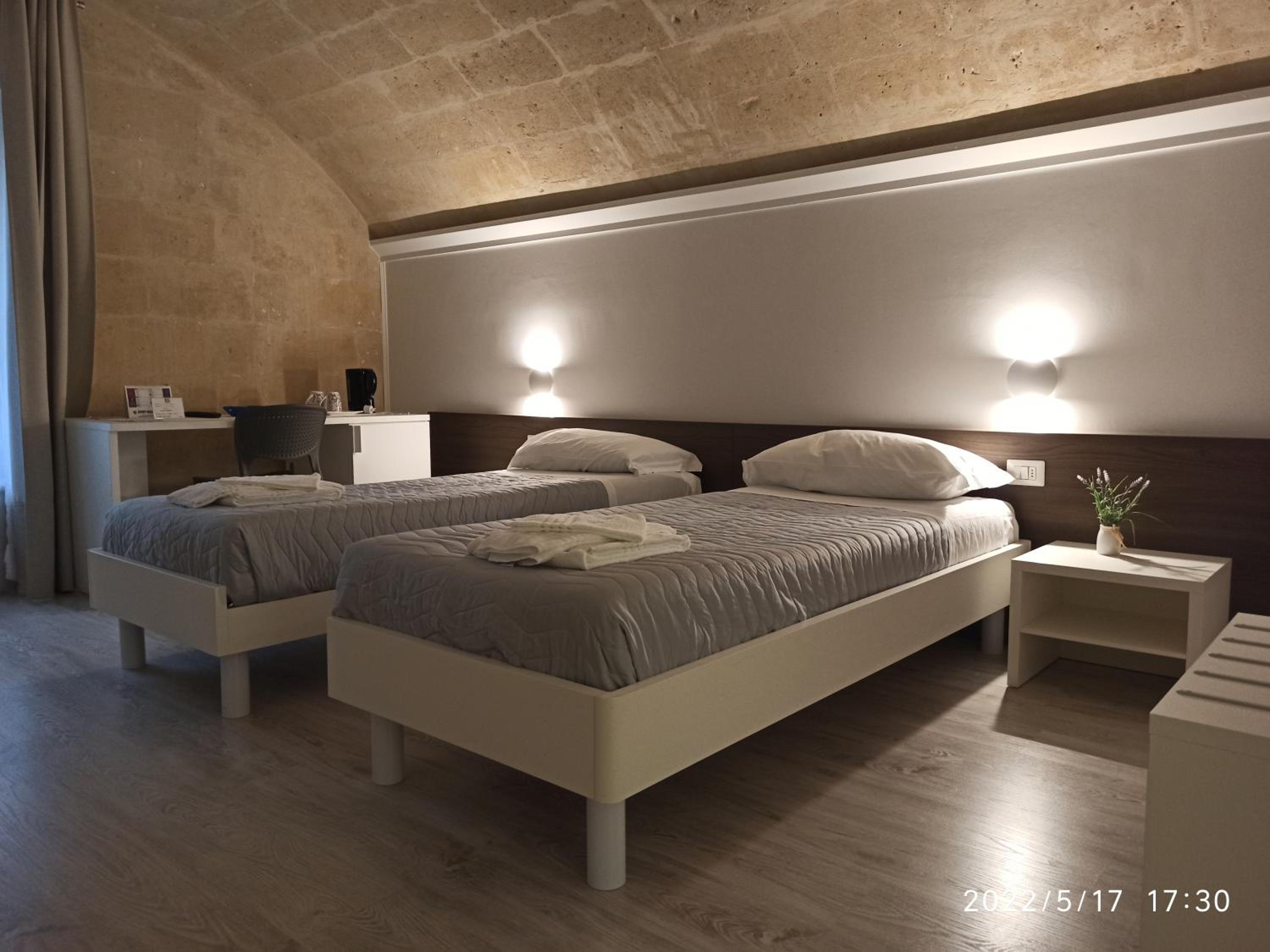 Large Double or Twin Room - Photo 11