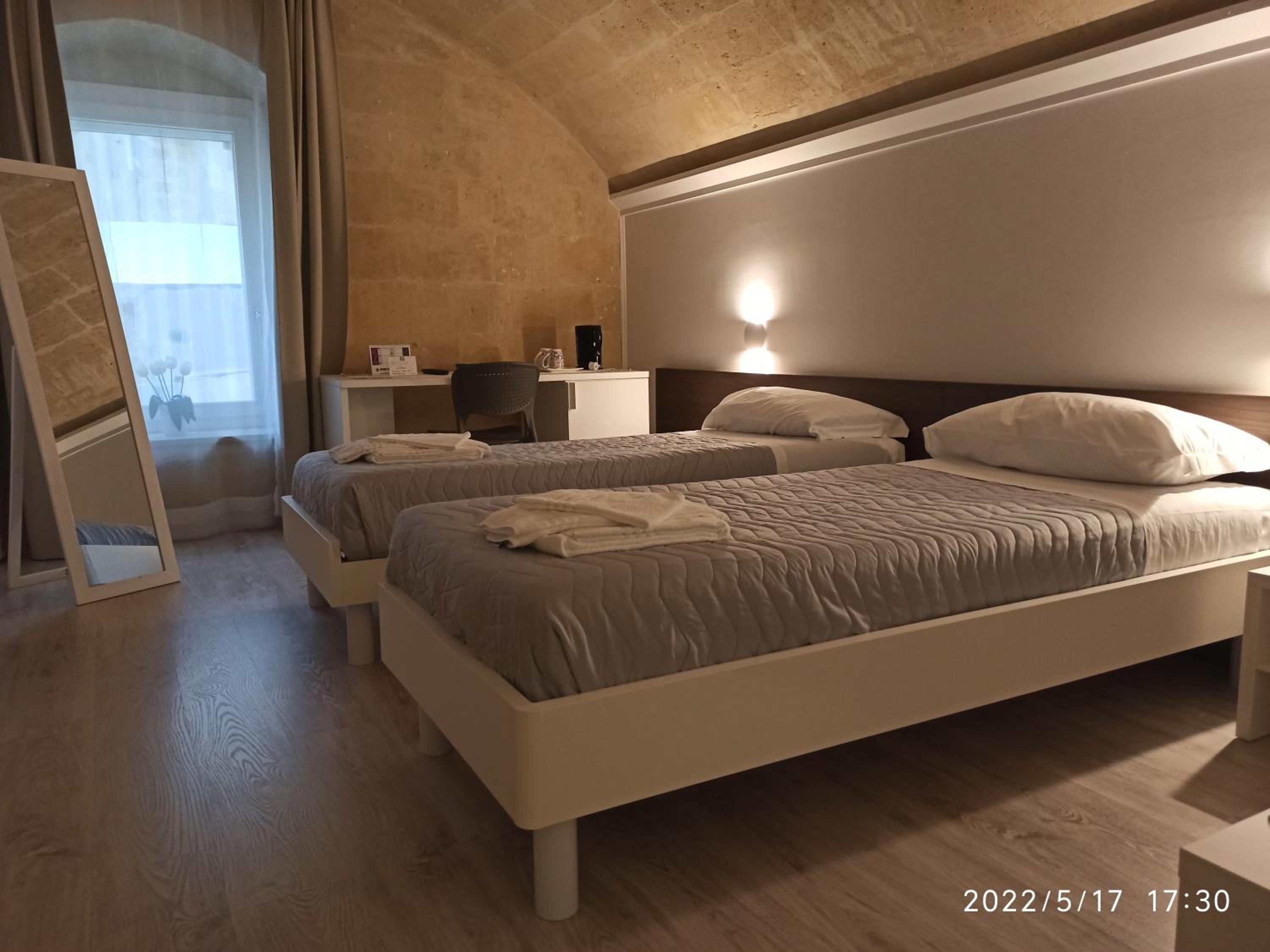 Large Double or Twin Room - Photo 12