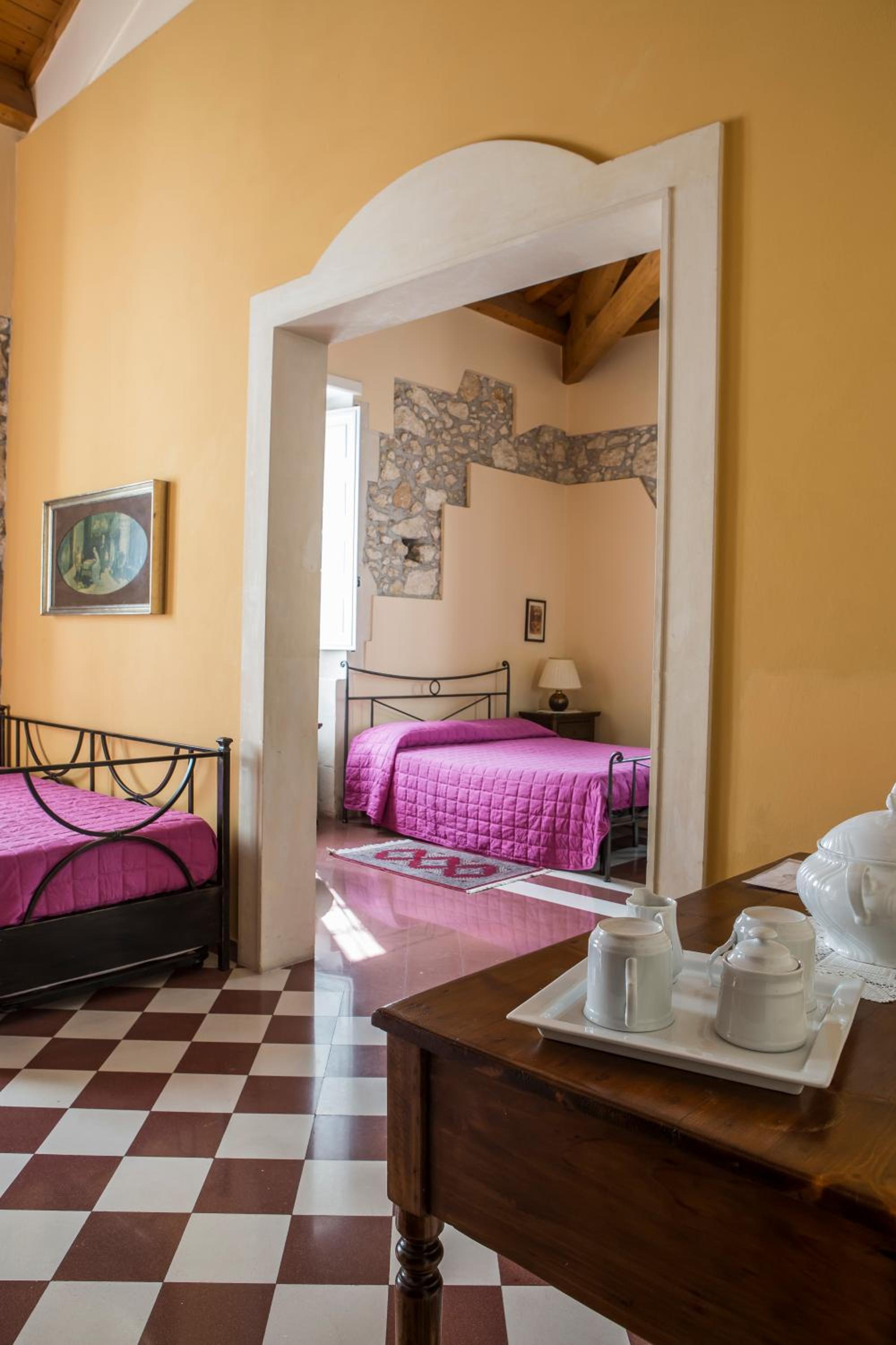 Deluxe Suite with Balcony - Photo 2