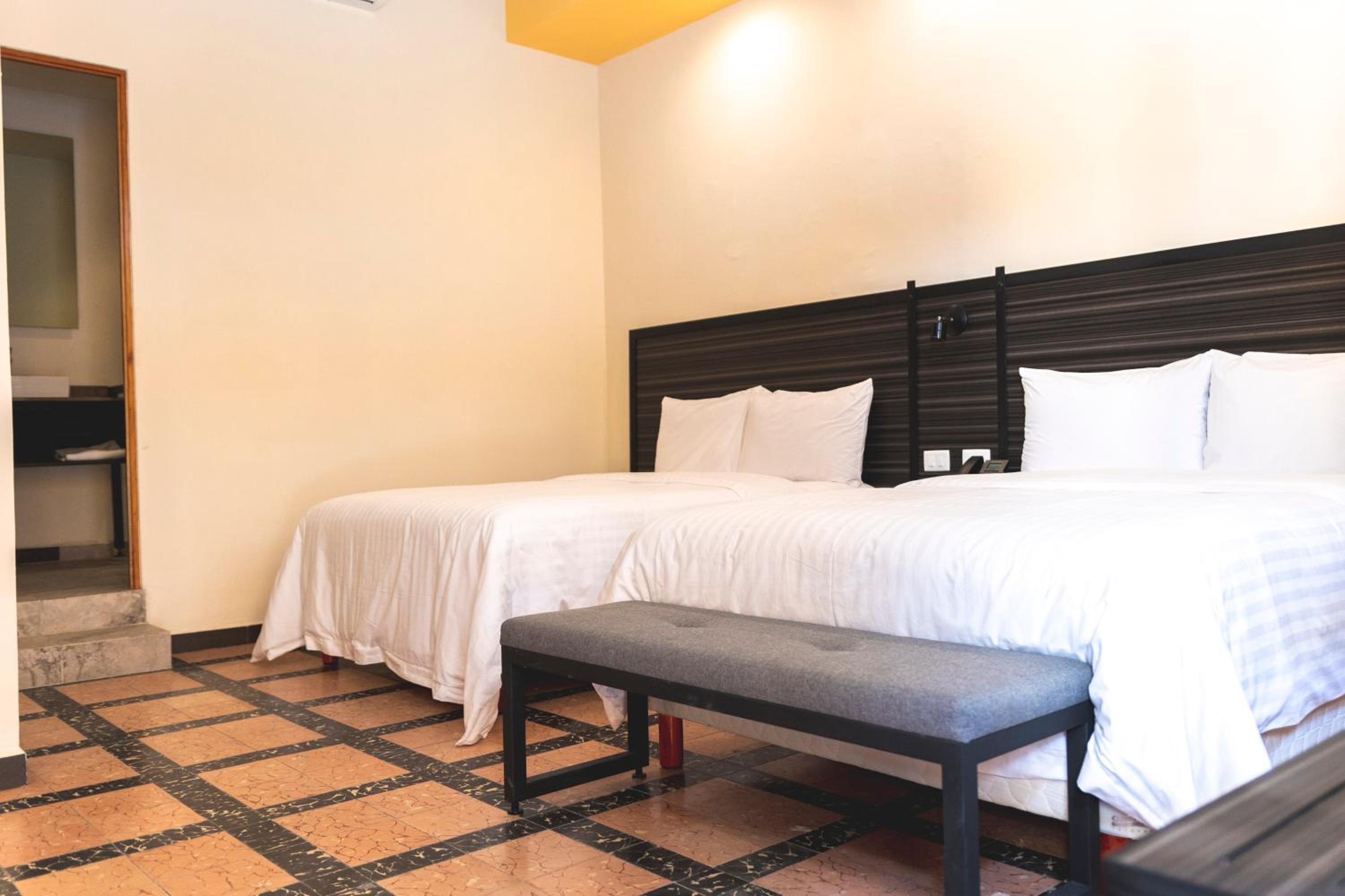 Standard Double Room - Photo 7
