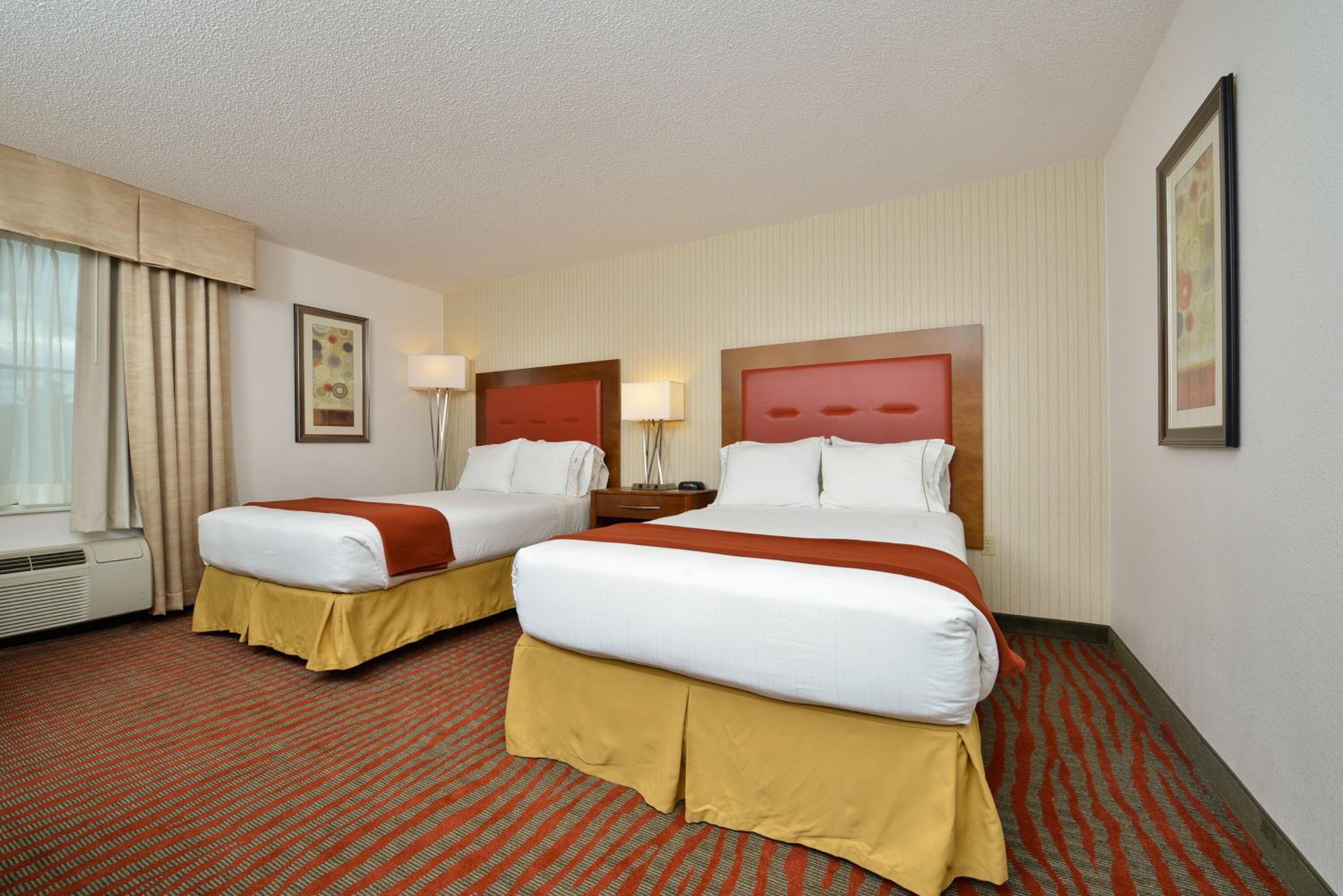 Standard Double Room with Two Double Beds - Communications Accessible - Photo 4
