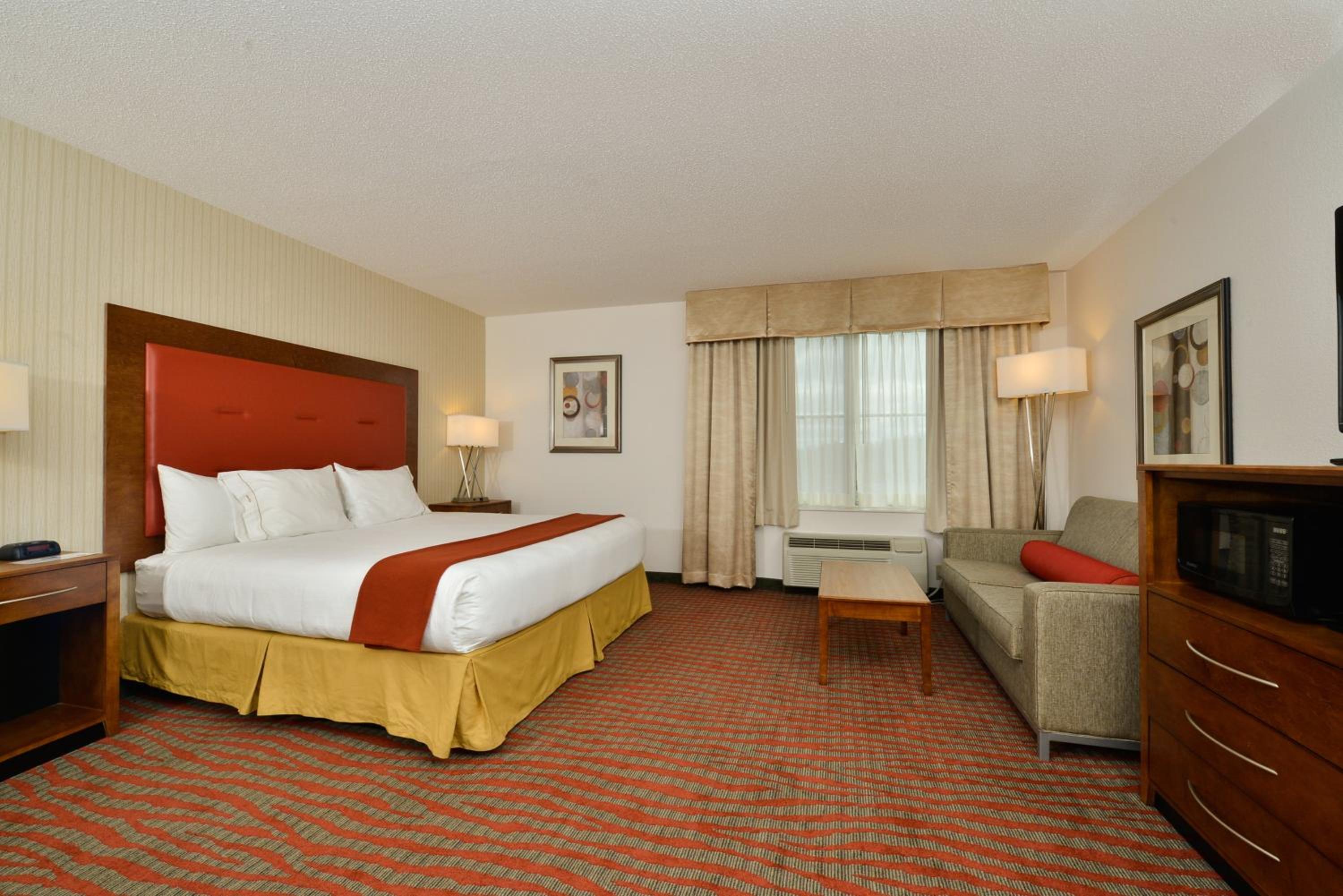Standard King Room with Sofa Bed - Photo 3