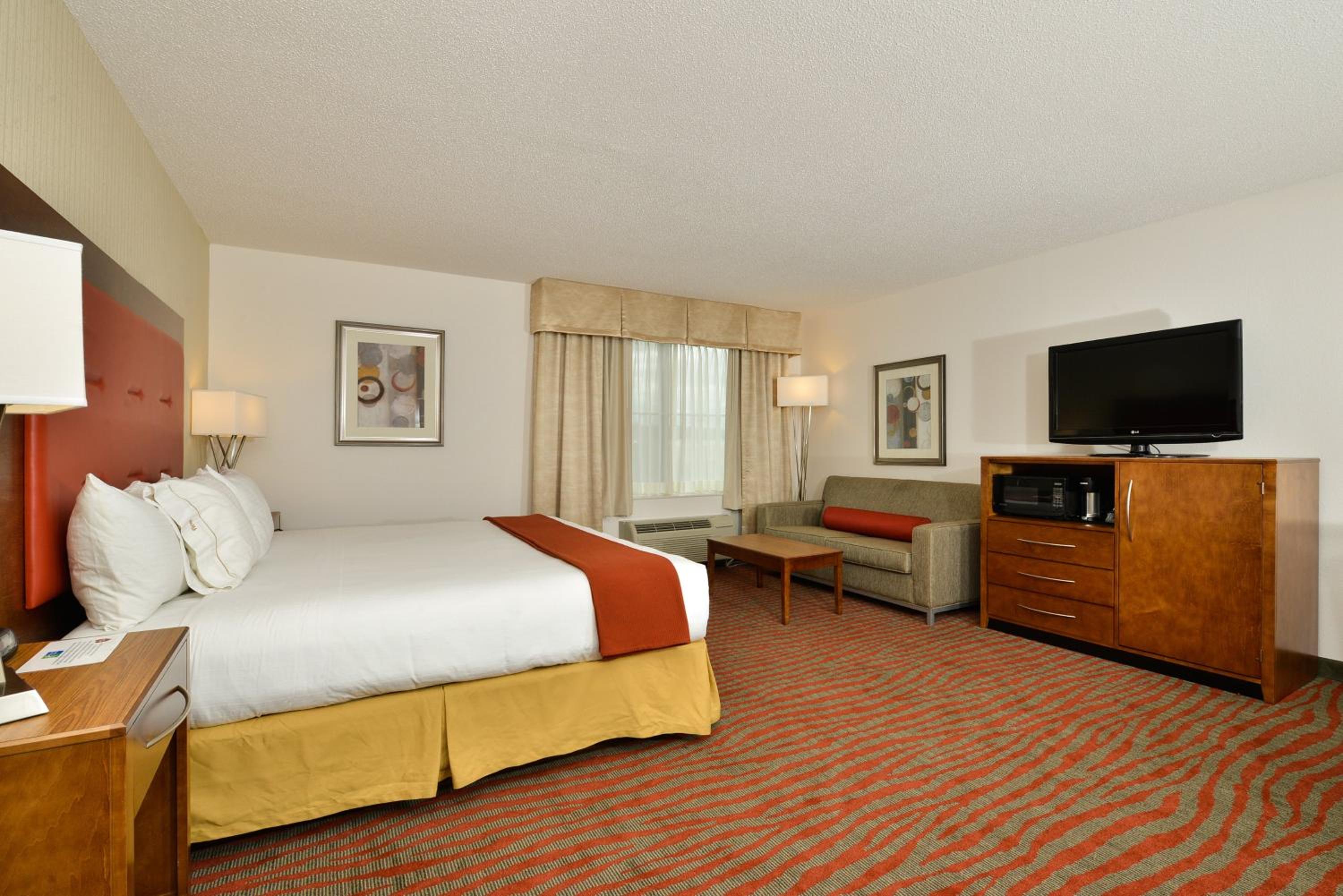 Standard King Room with Sofa Bed - Photo 7
