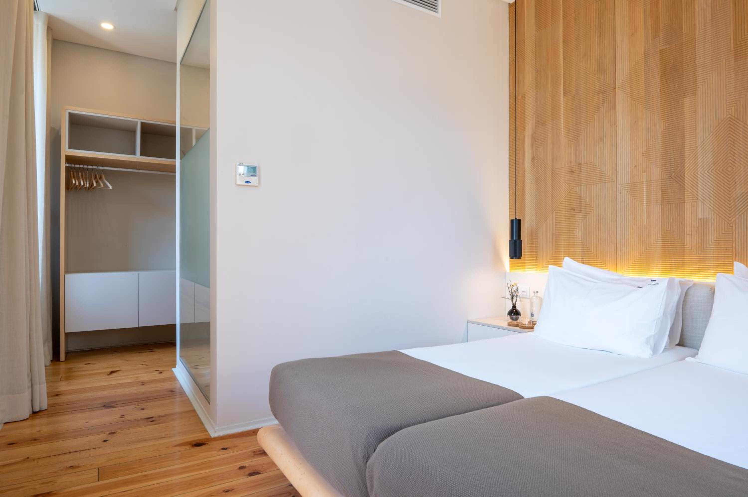 Deluxe Twin Room with City View - Photo 8