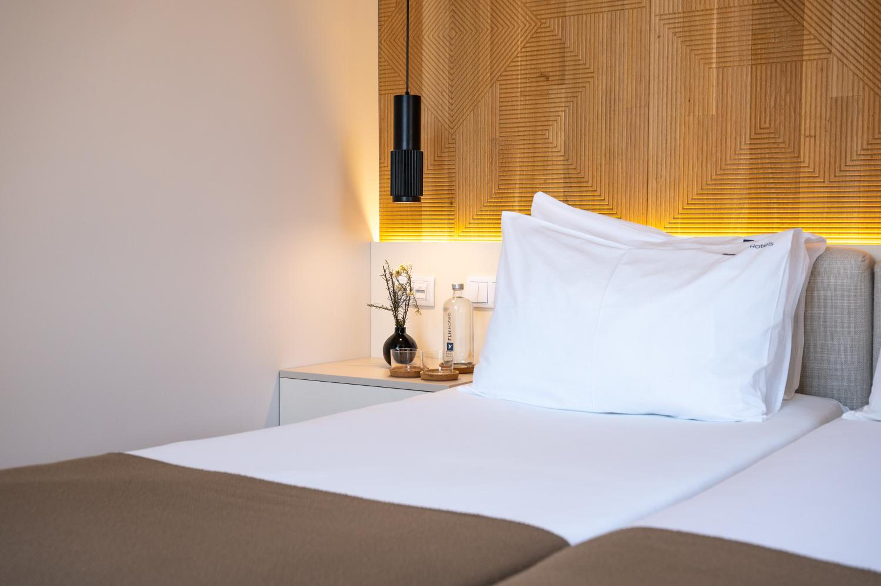 Deluxe Twin Room with City View - Photo 7