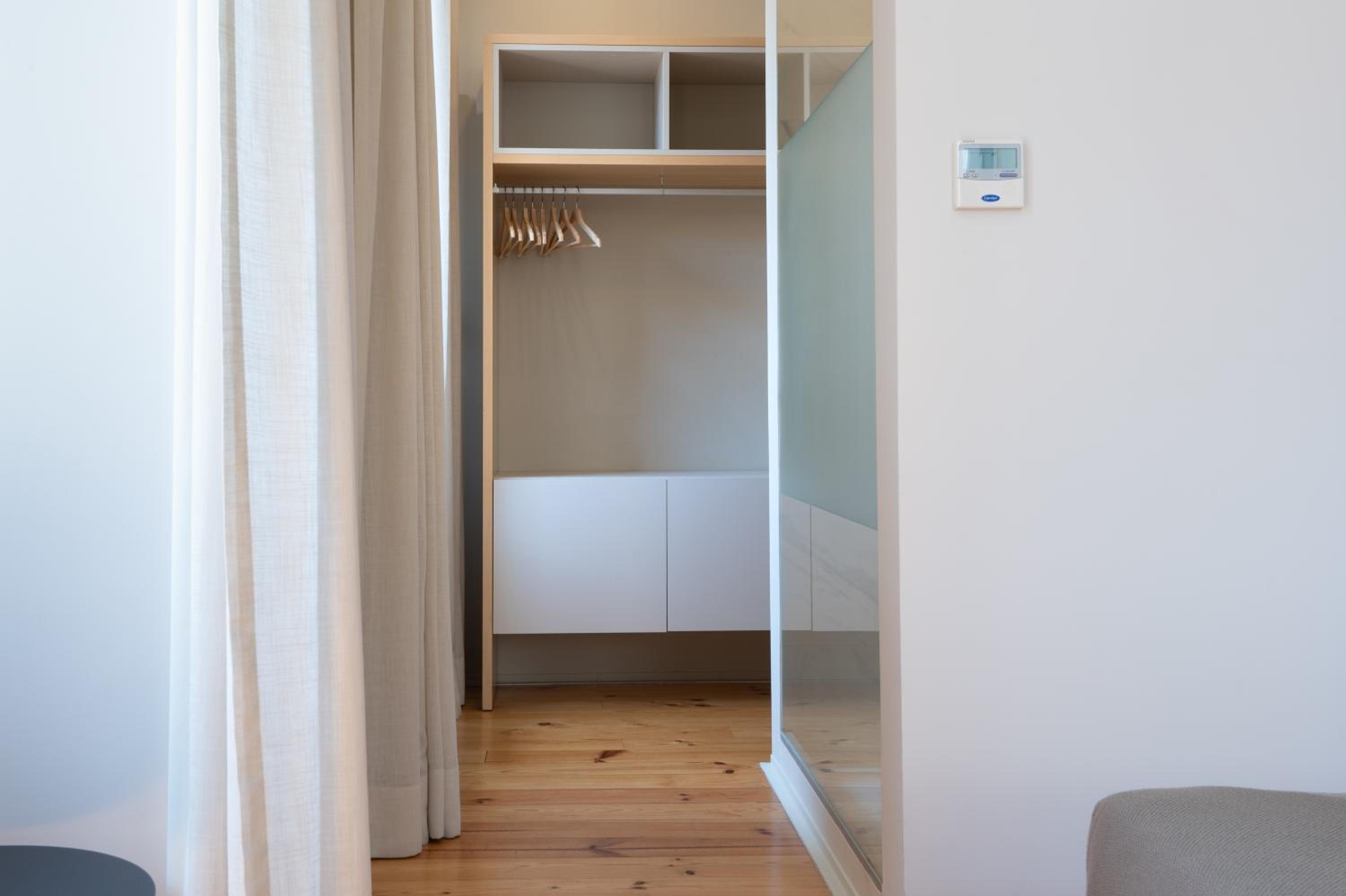 Deluxe Twin Room with City View - Photo 4