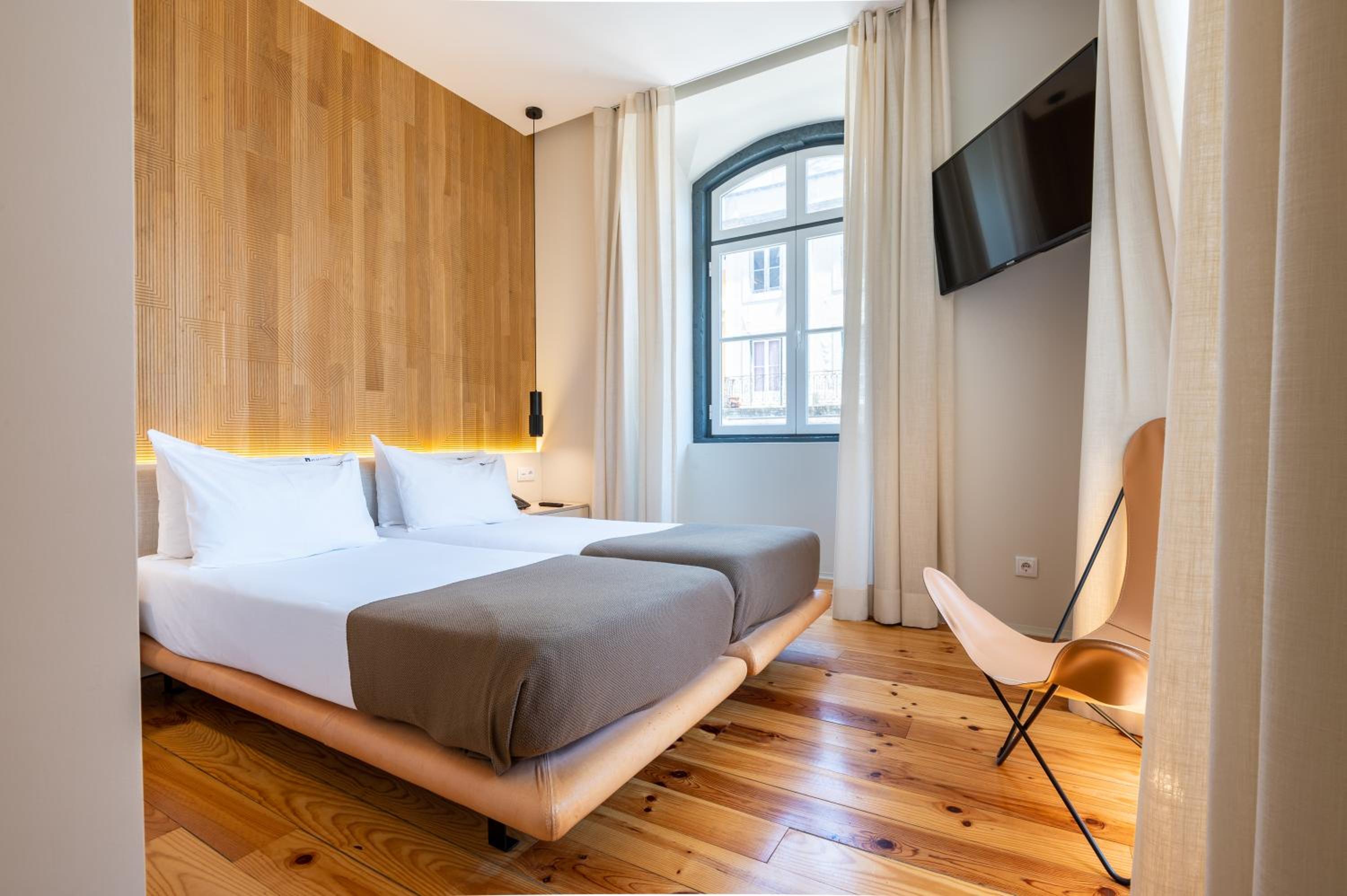 Deluxe Twin Room with City View - Photo 6