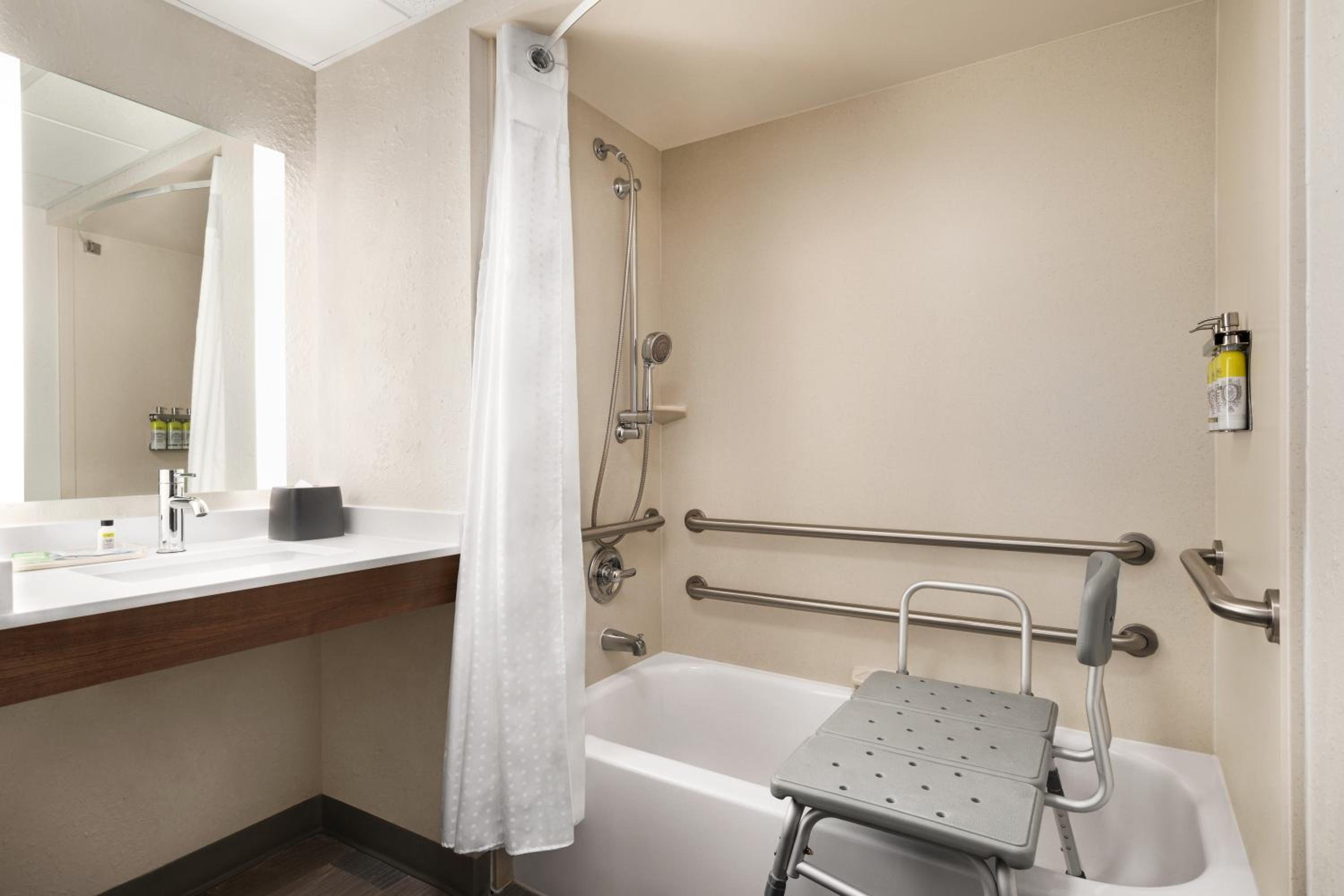 Standard Queen Room with Two Queen Beds - Communications Accessible - Photo 2