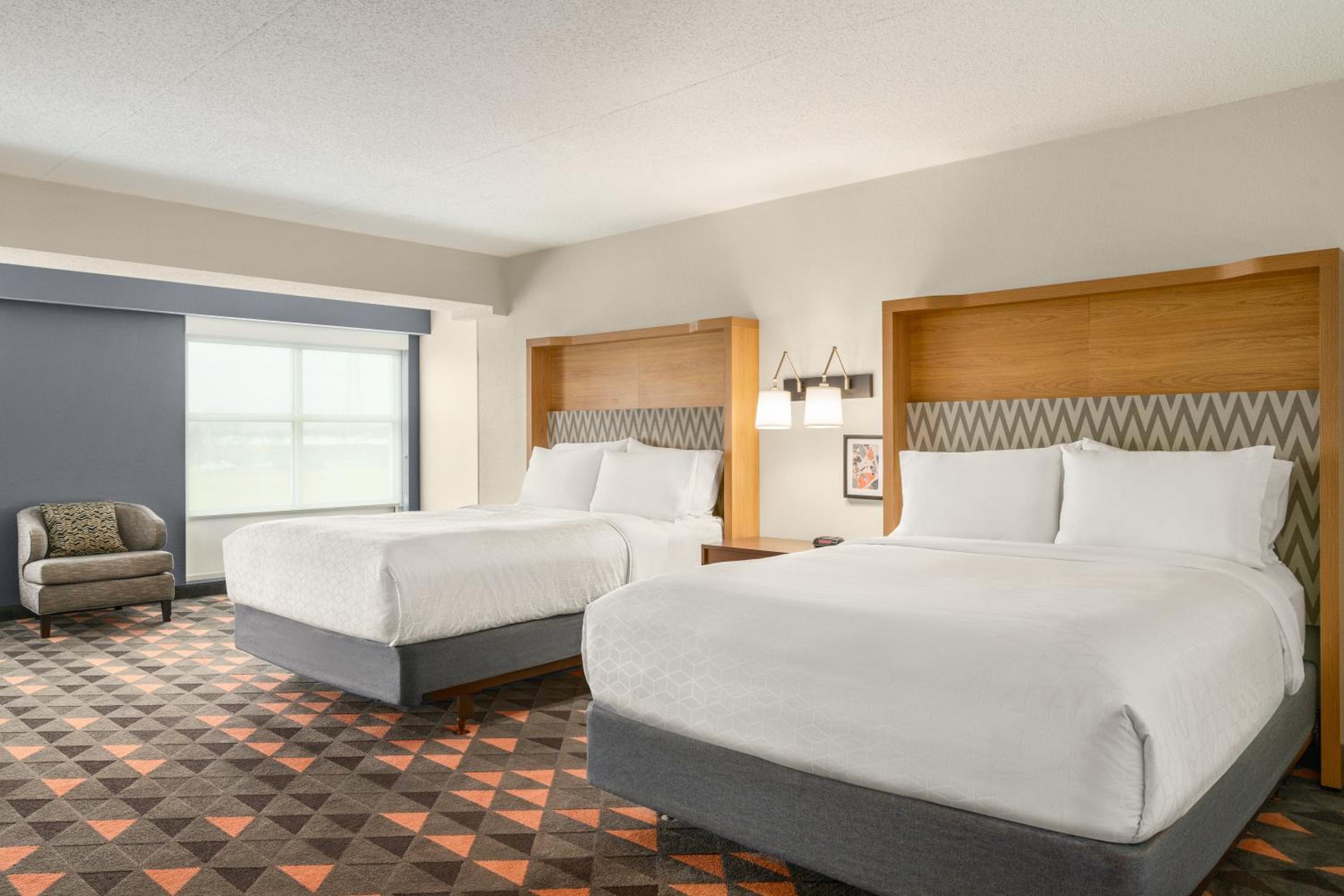 Standard Queen Room with Two Queen Beds - Communications Accessible - Photo 3