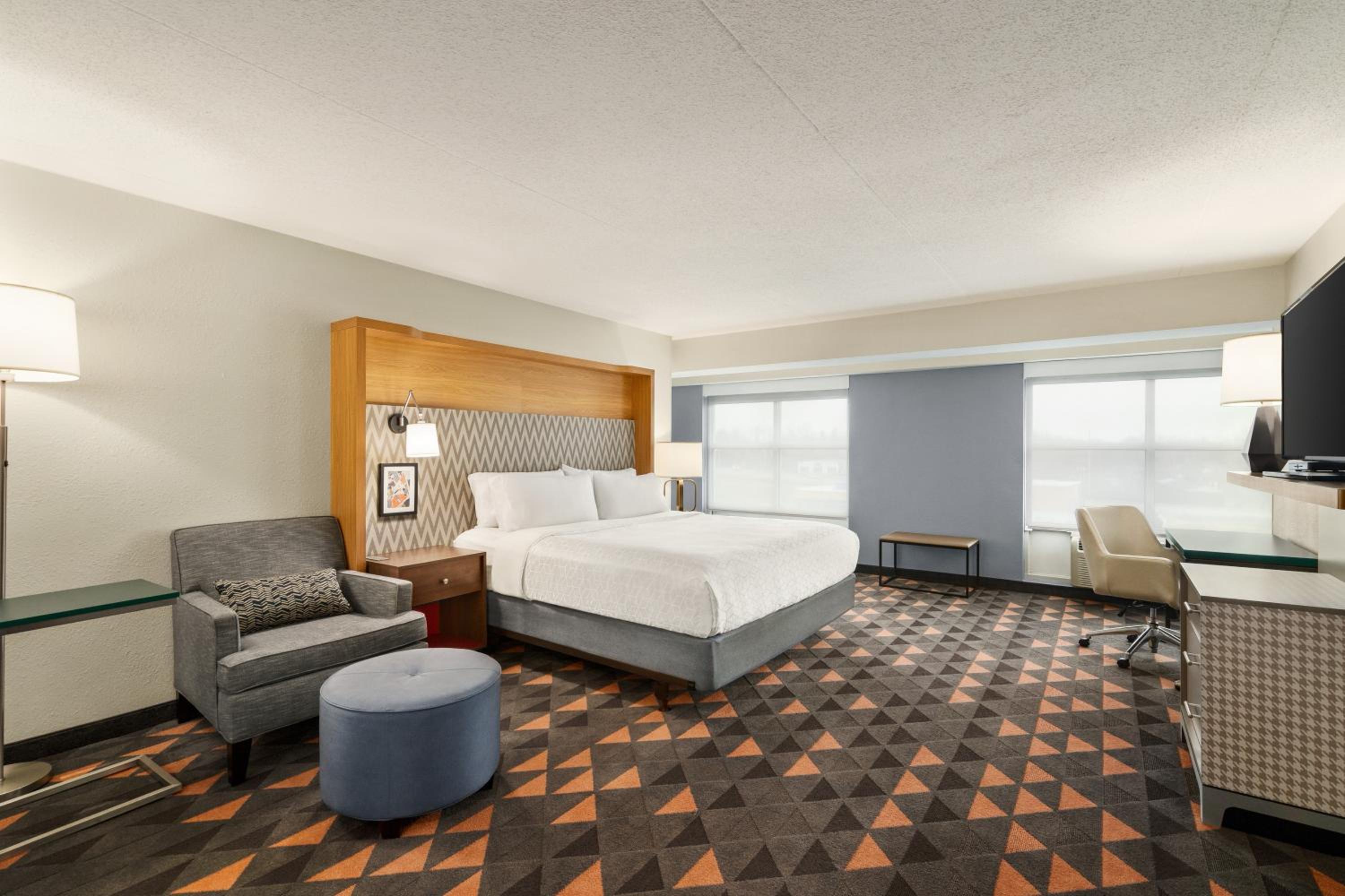 Standard King Room with Roll-in Shower - Mobility Accessible - Photo 1