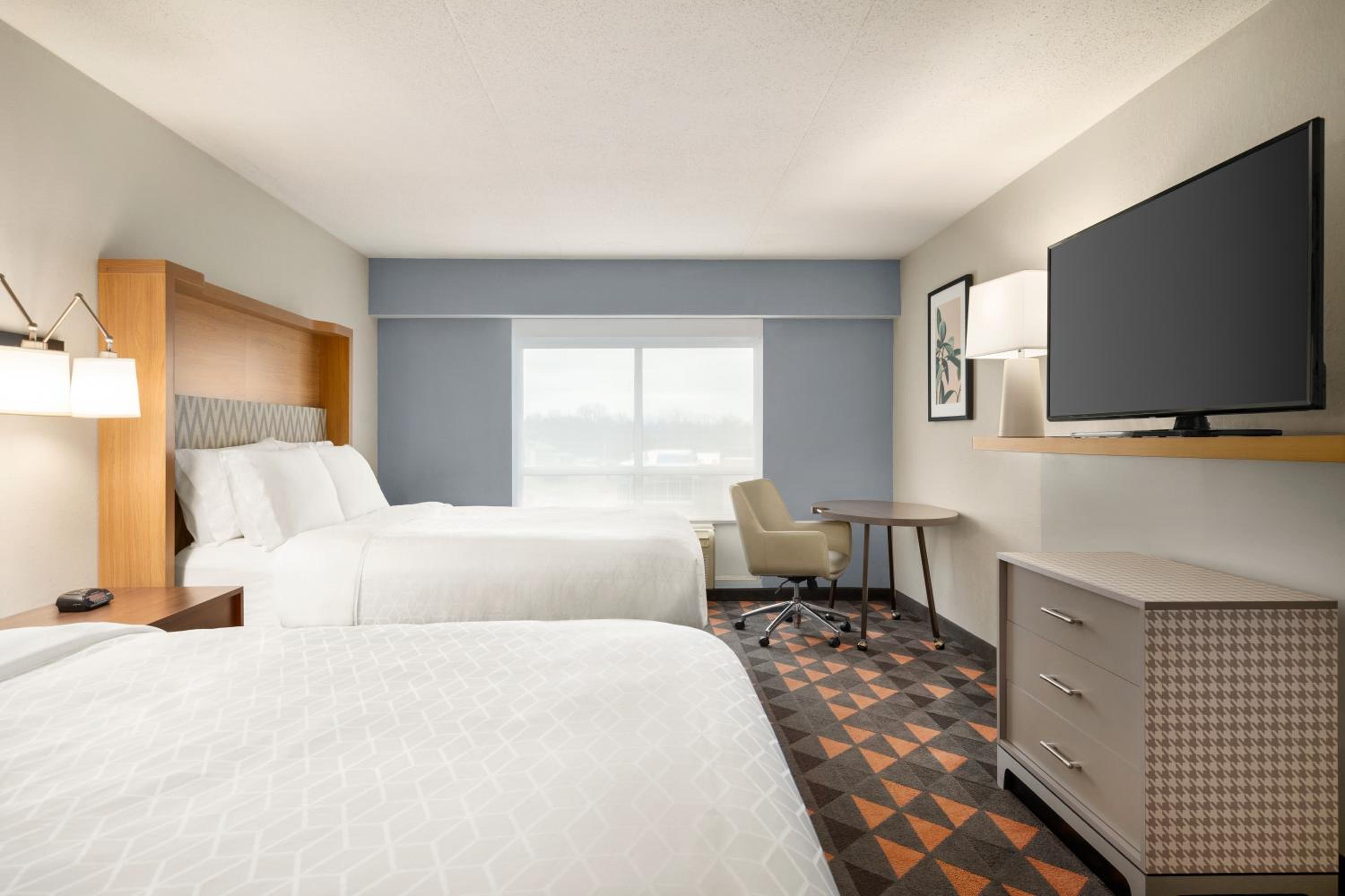 Standard Queen Room with Two Queen Beds - Photo 3