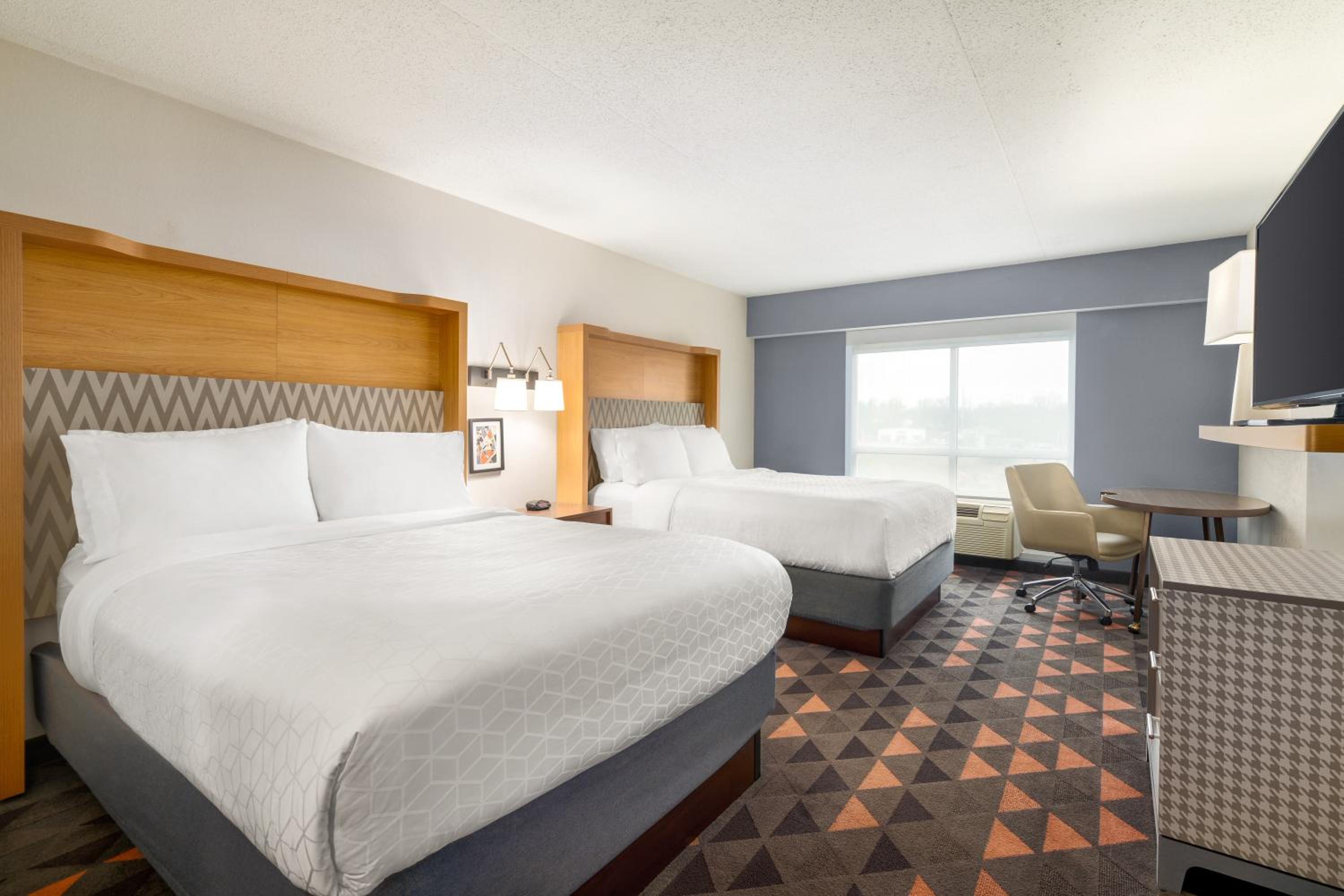 Standard Queen Room with Two Queen Beds - Photo 2