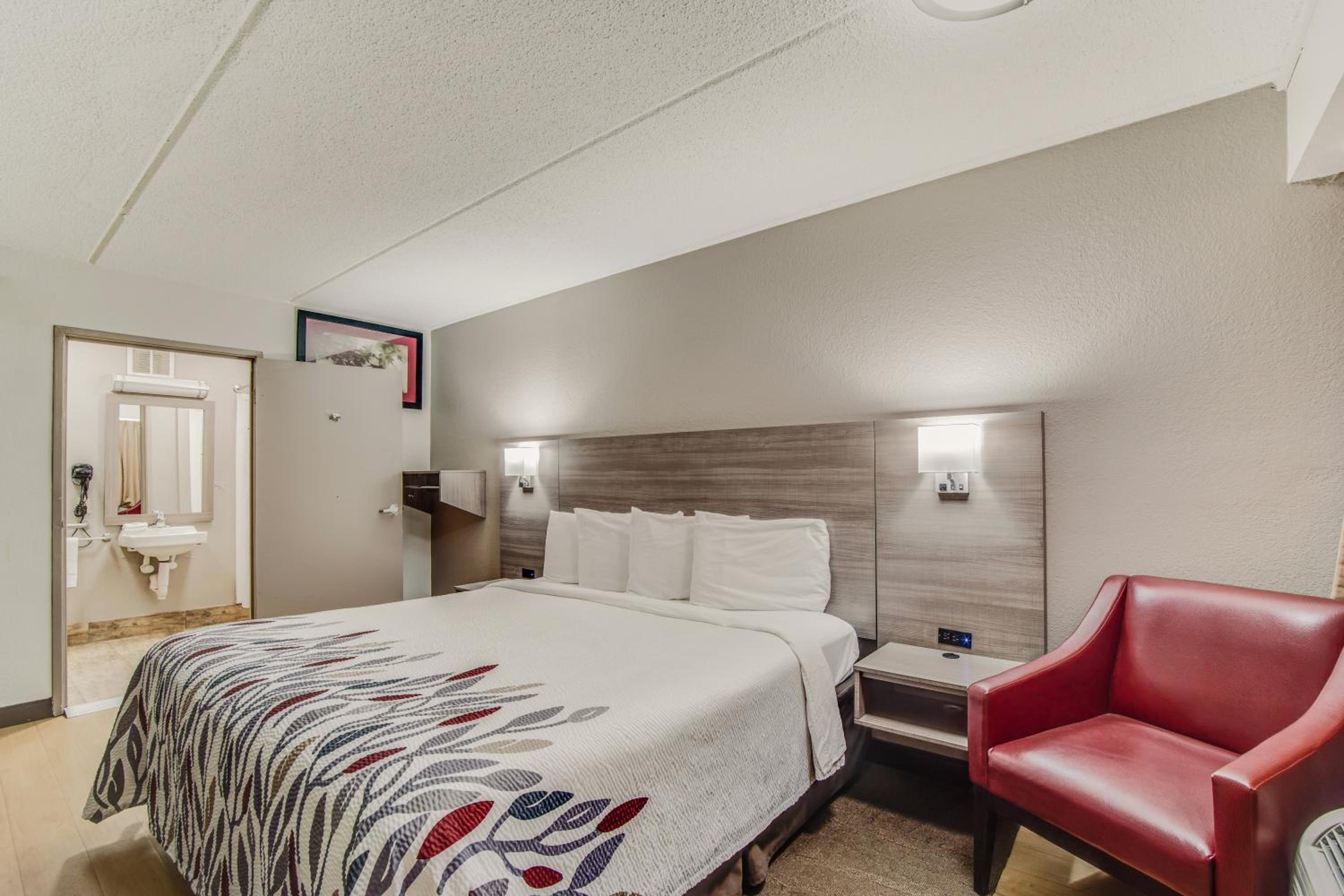 Deluxe King Room Disability Access Smoke Free - Photo 4