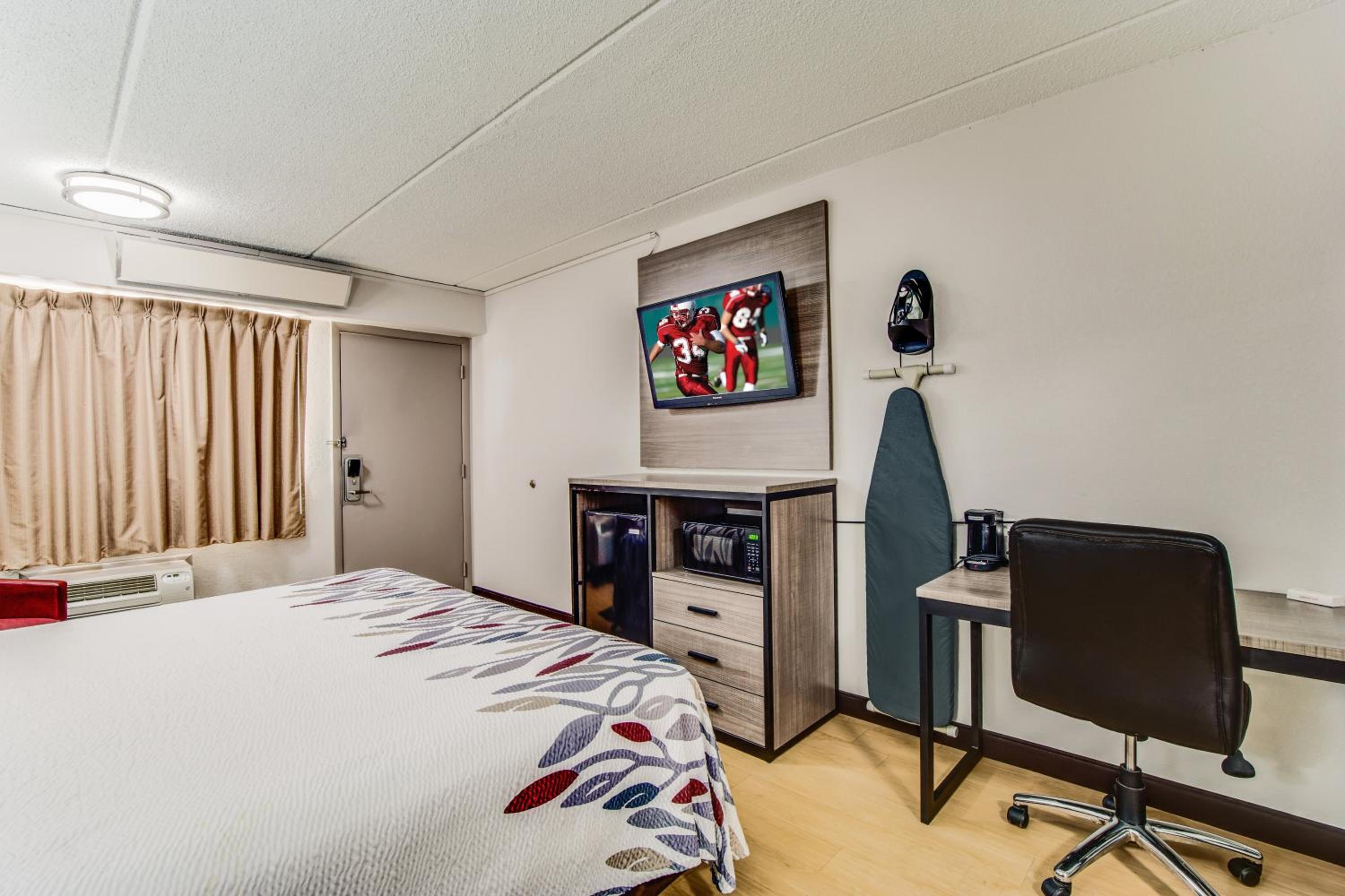 Deluxe King Room Disability Access Smoke Free - Photo 6