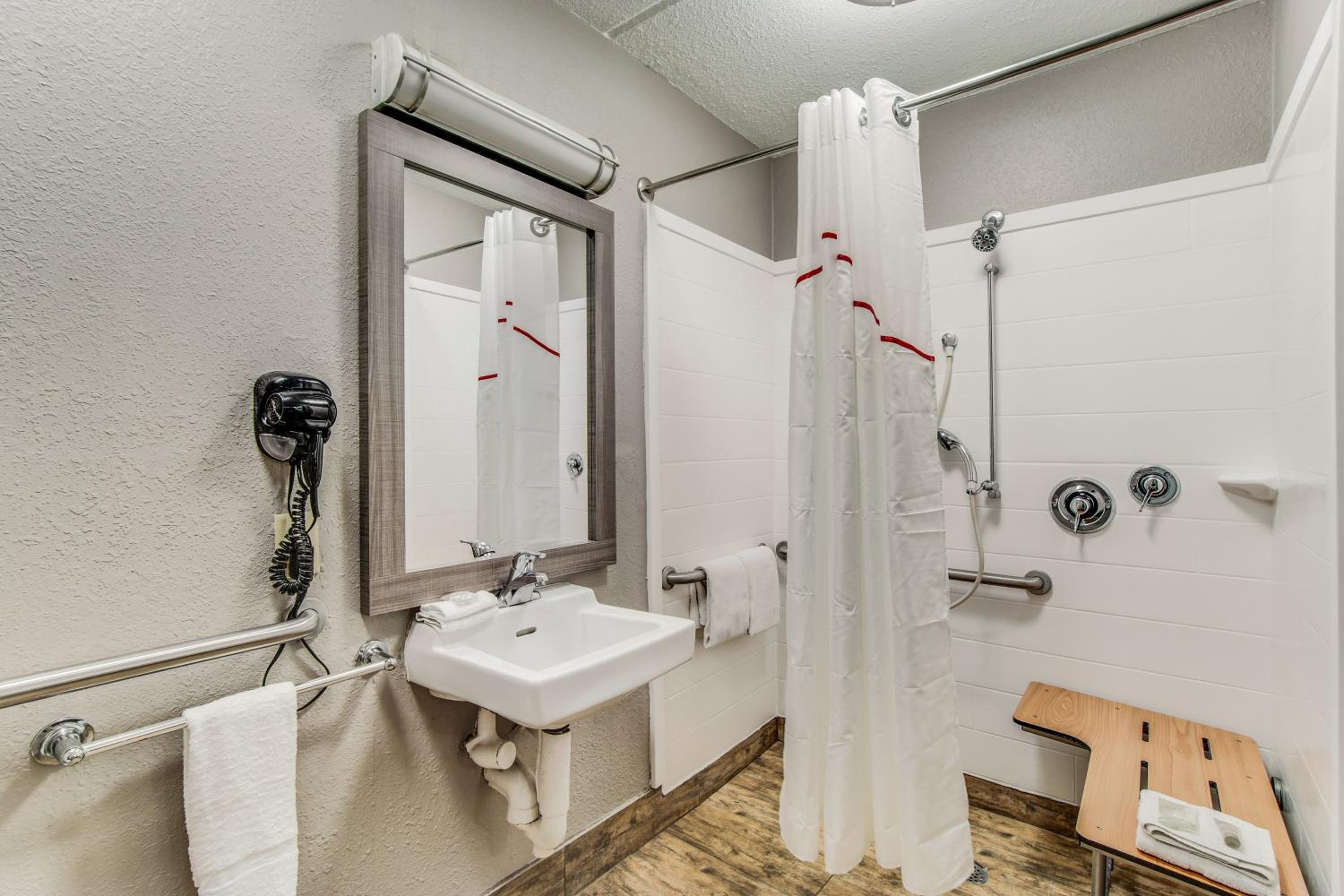 Deluxe King Room Disability Access Roll-In Shower Smoke Free - Photo 3