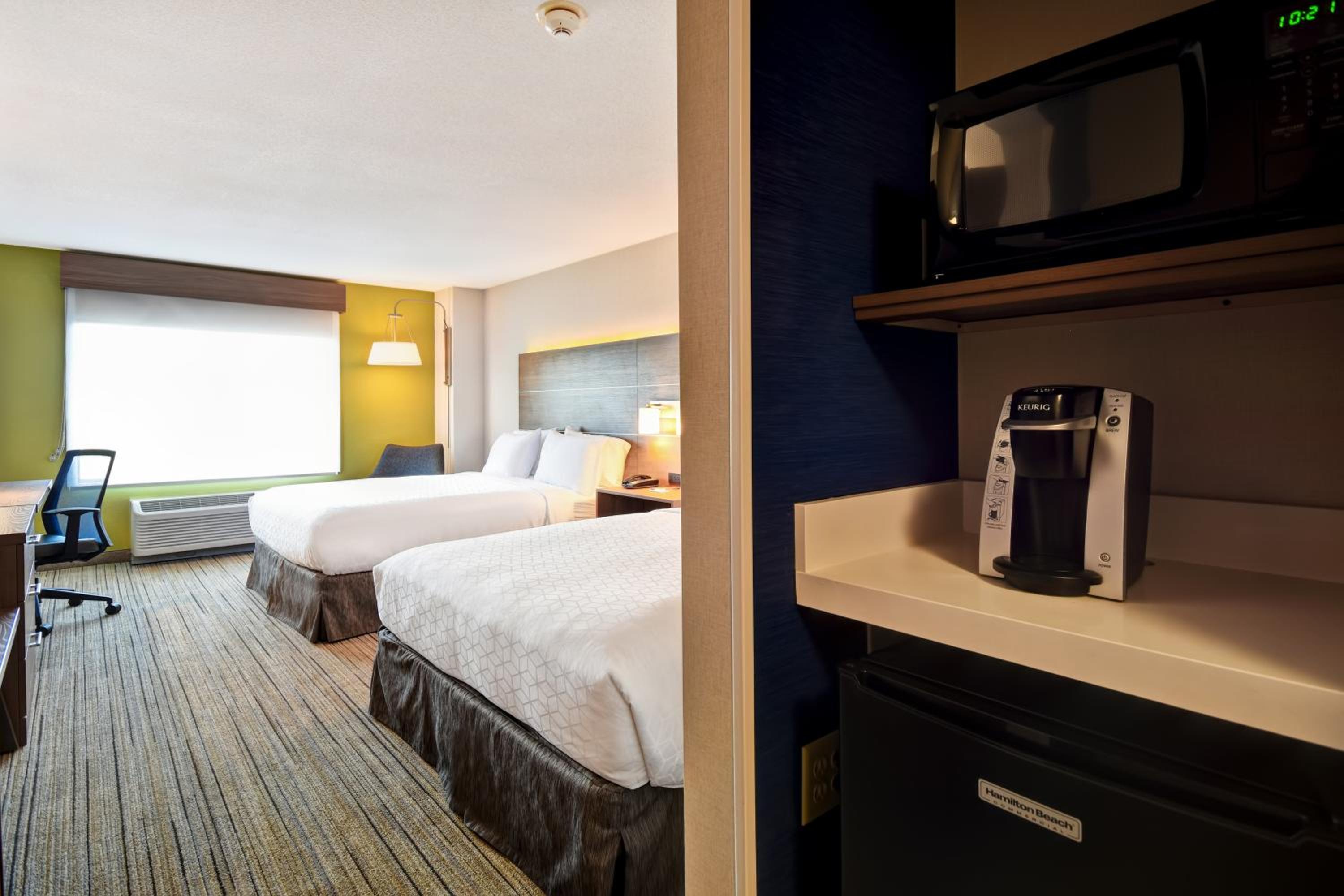 Queen Room with Two Queen Beds - Disability Access - Photo 3