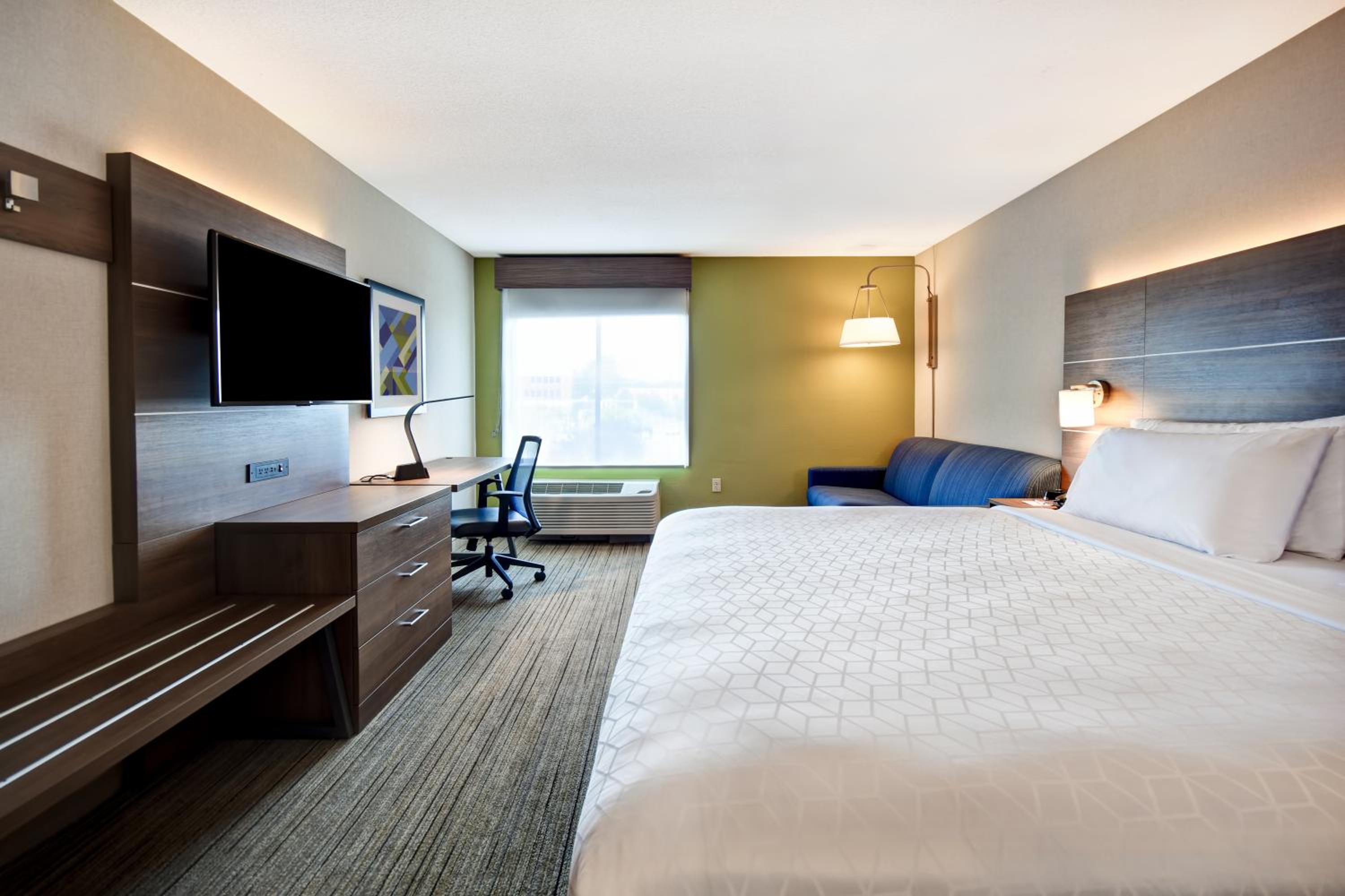 Standard King Room with Sofa Bed - Photo 5