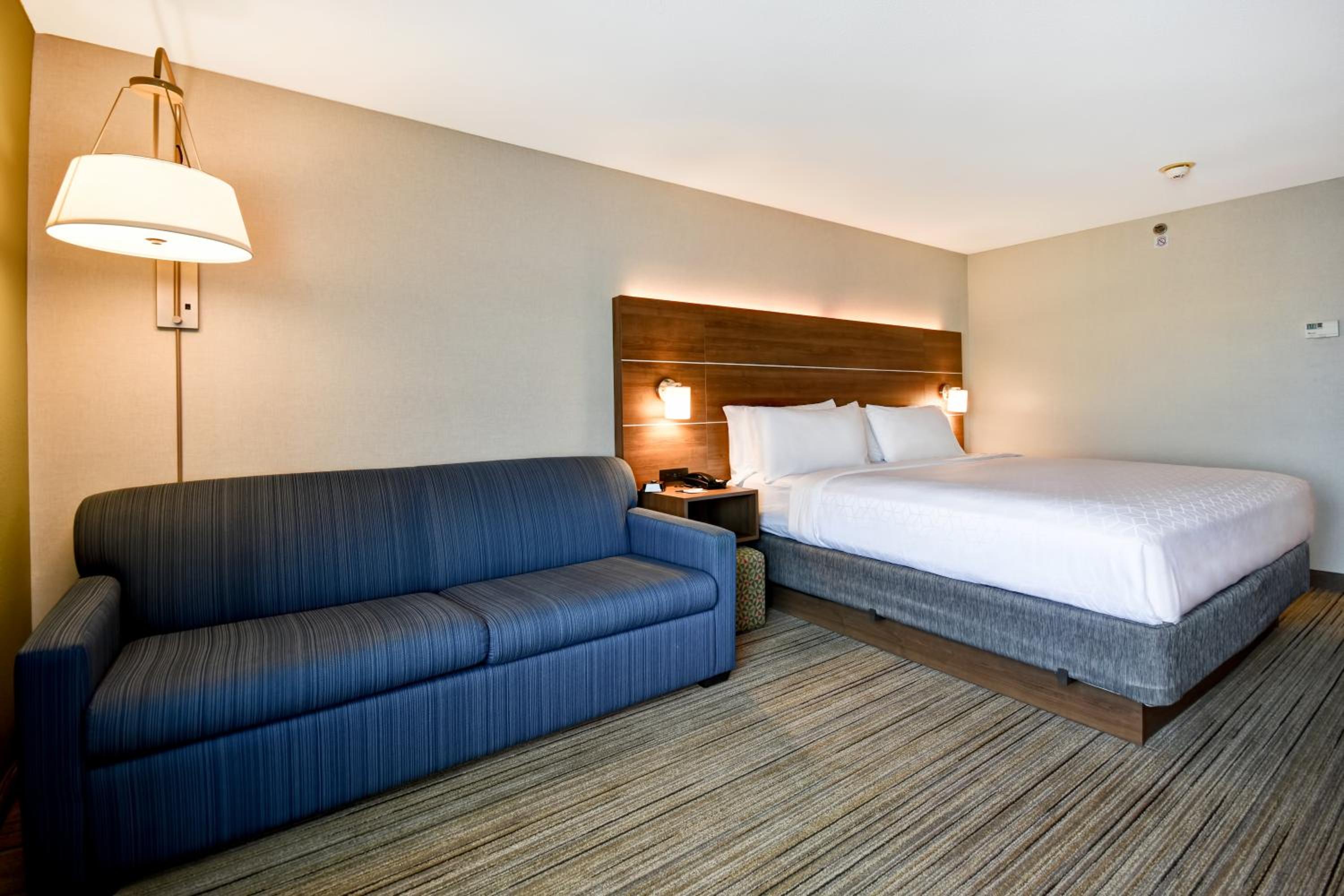 Standard King Room with Sofa Bed - Photo 2