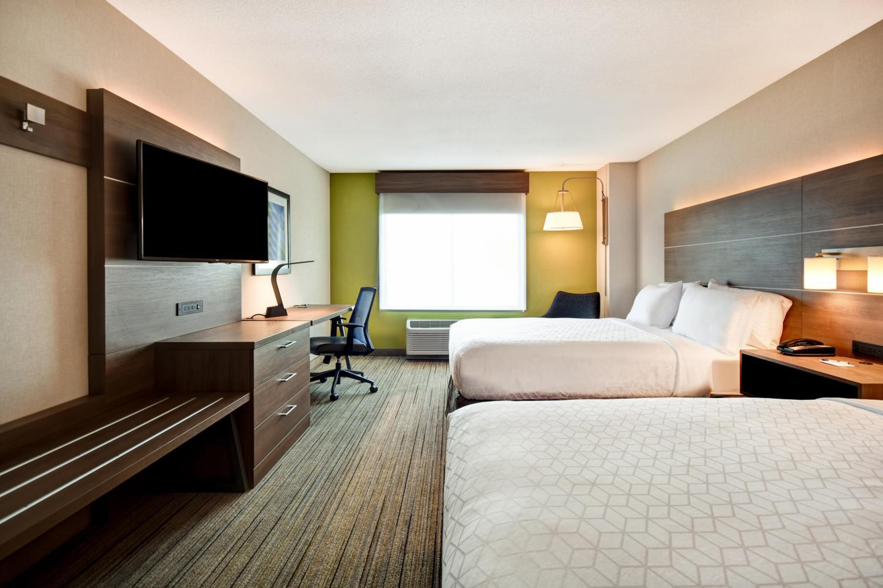 Queen Room with Two Queen Beds - Disability Access - Photo 2