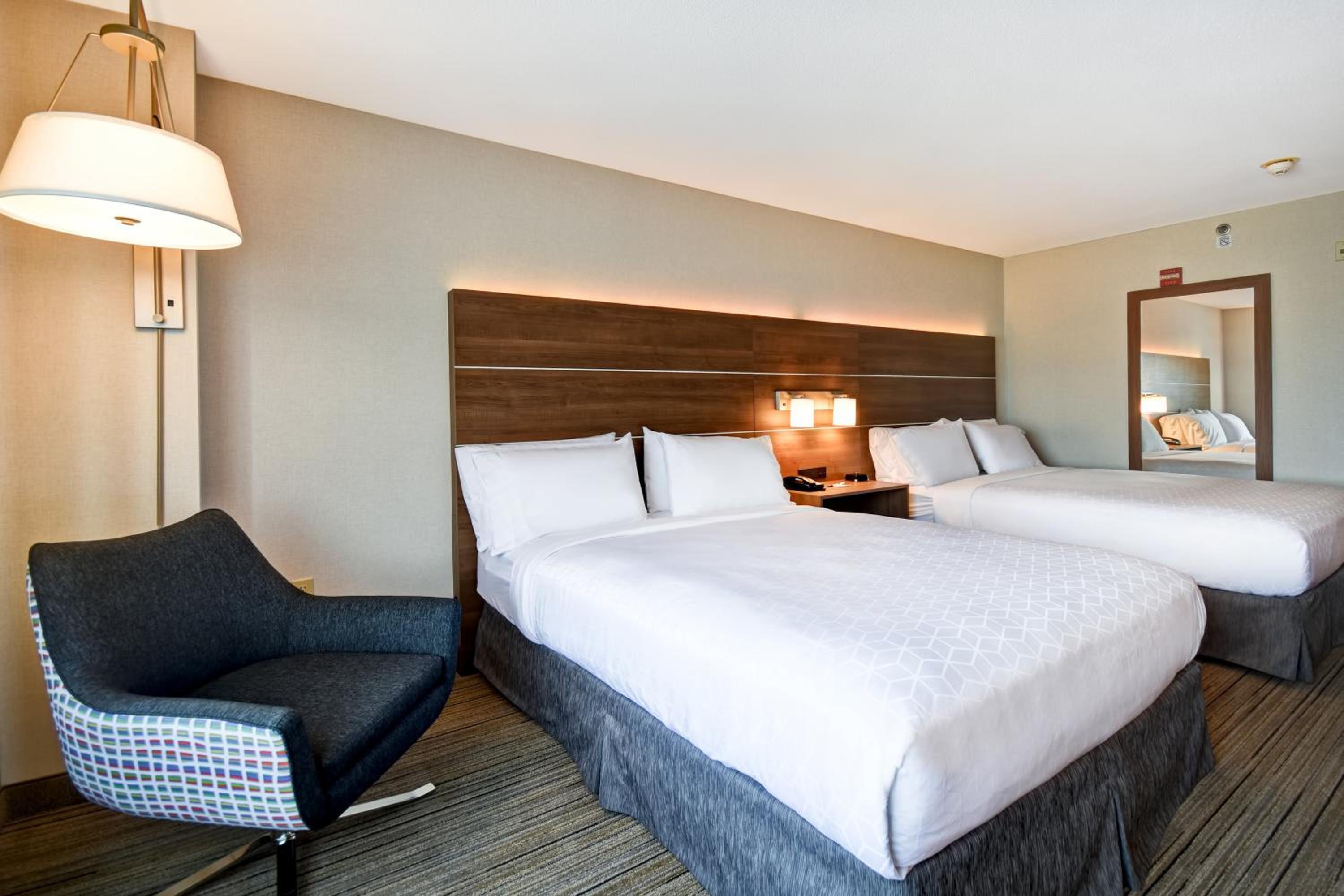 Queen Room with Two Queen Beds - Disability Access - Photo 7