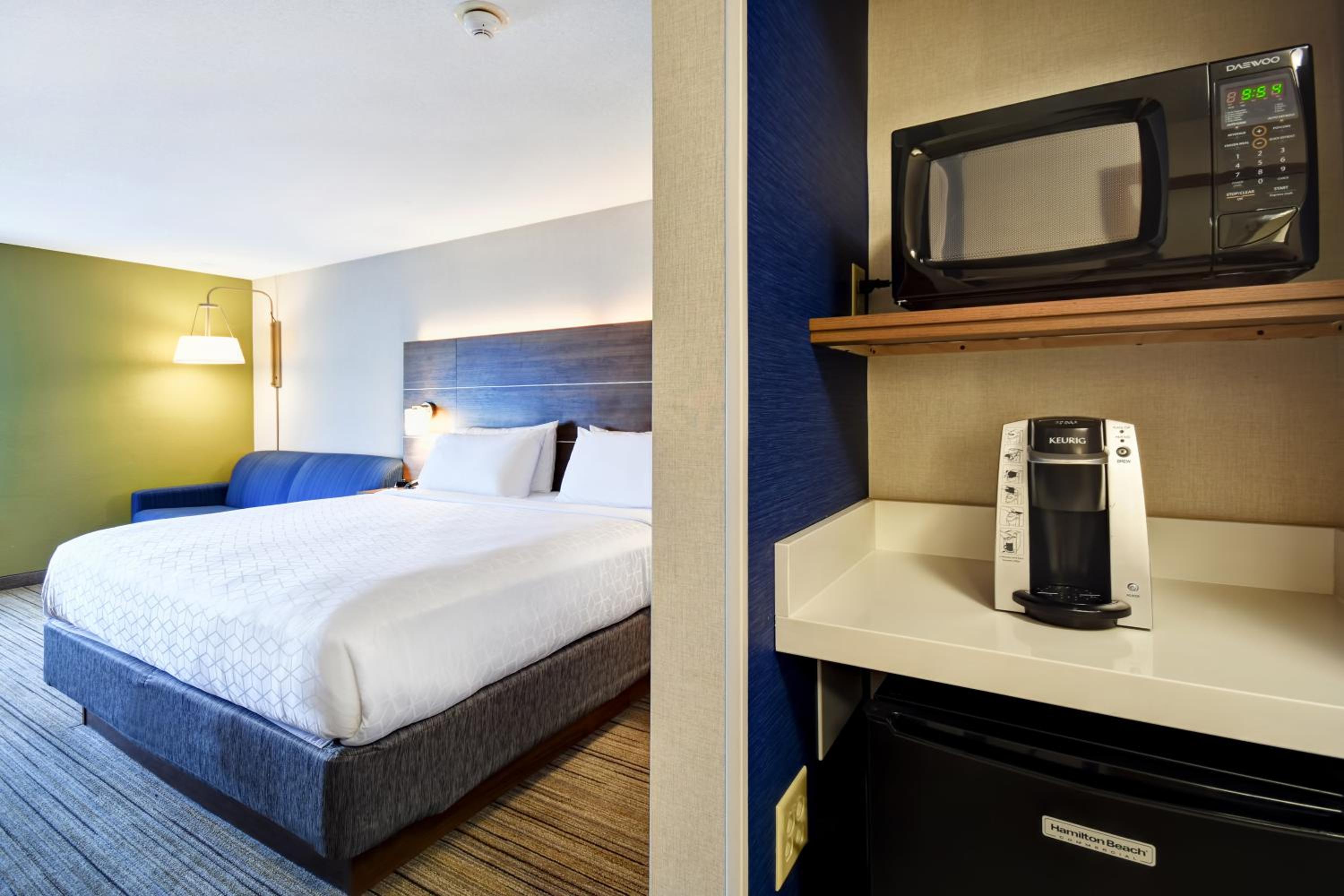 Standard King Room with Sofa Bed - Photo 4