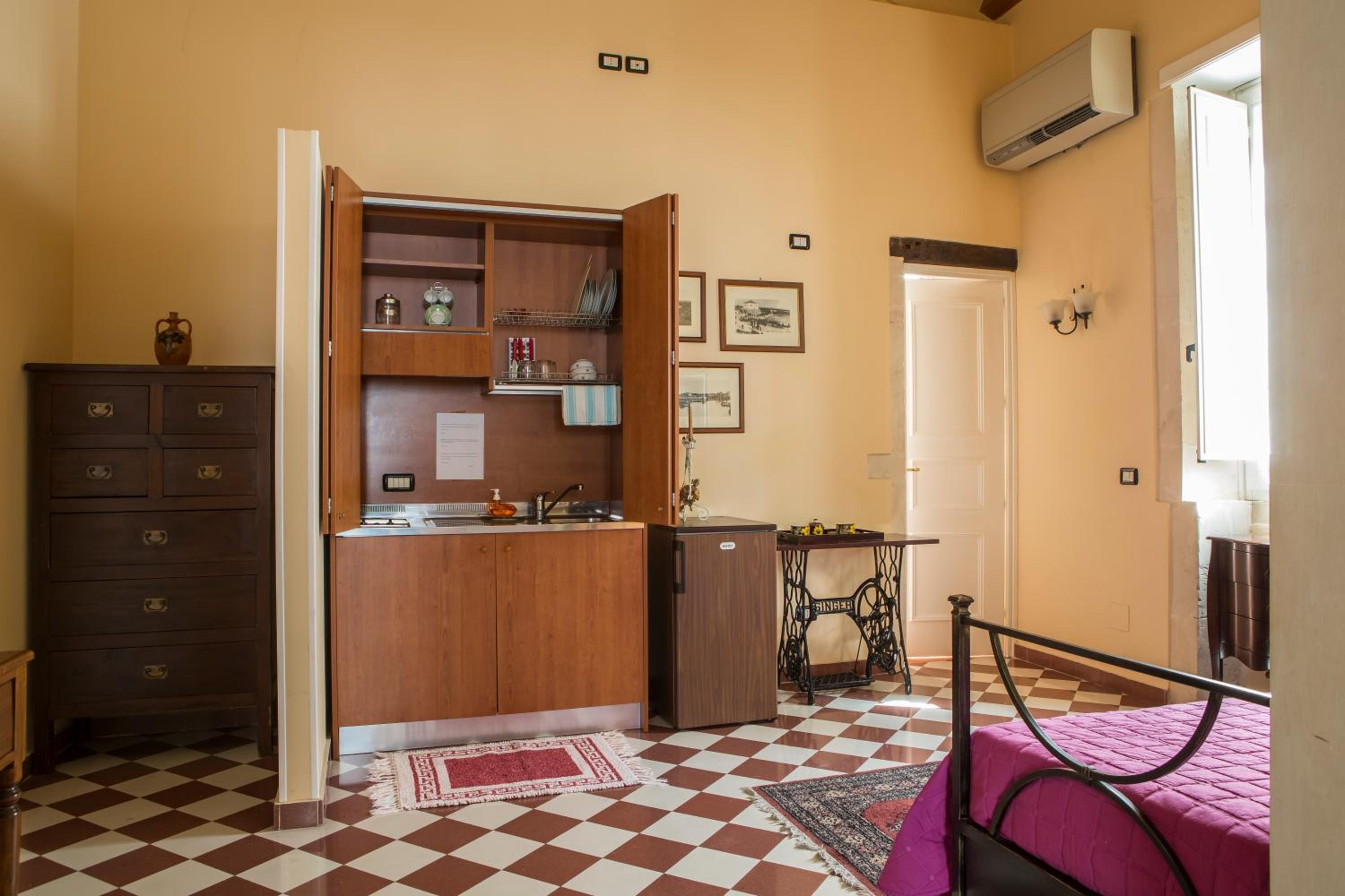 Deluxe Suite with Balcony - Photo 3