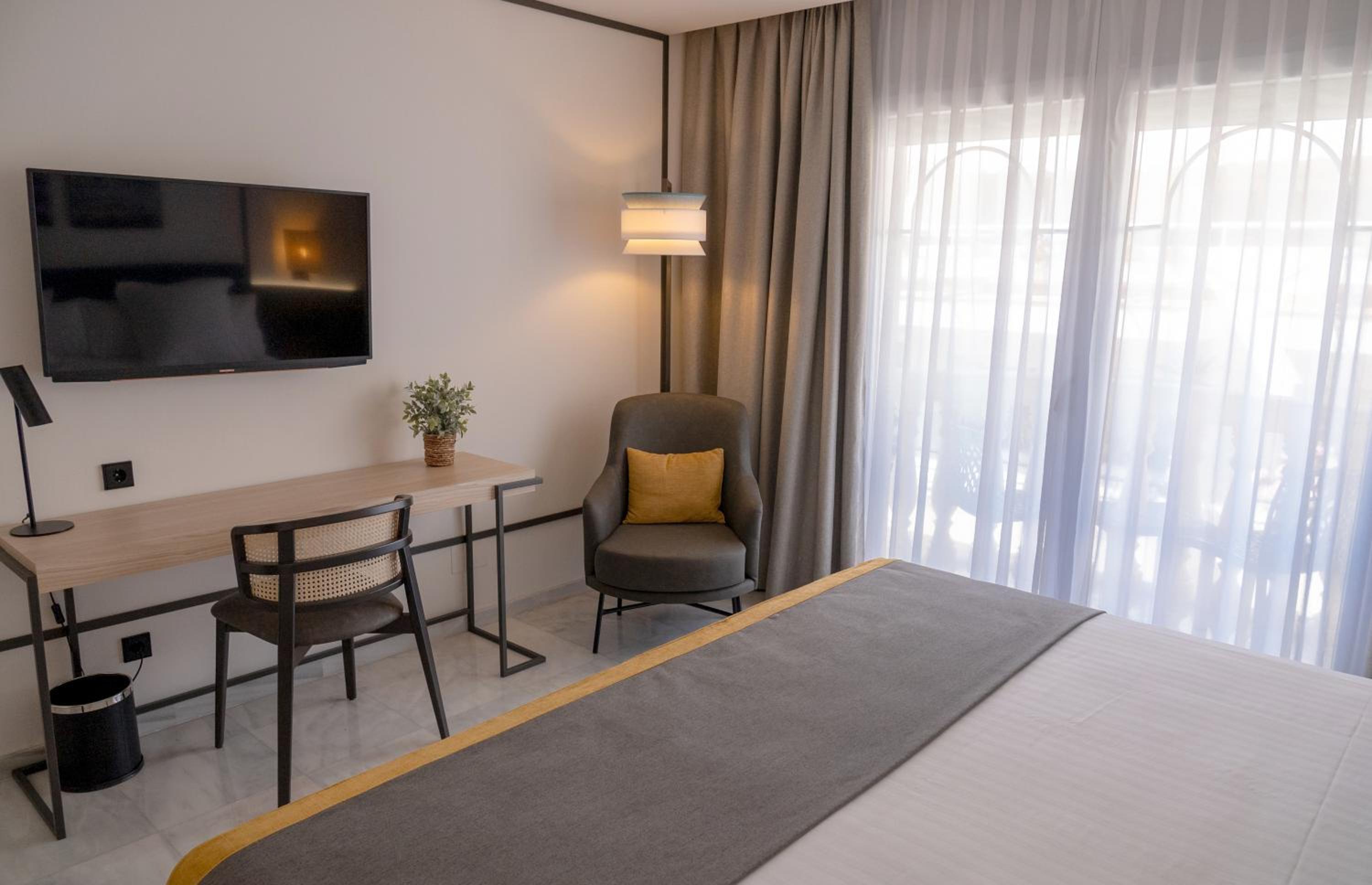 Superior Double Room with Lateral Sea View - Photo 1