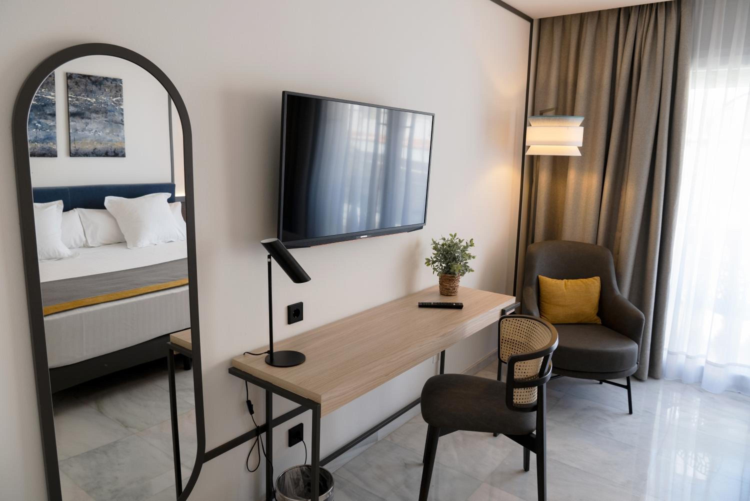 Superior Double Room with Lateral Sea View - Photo 10