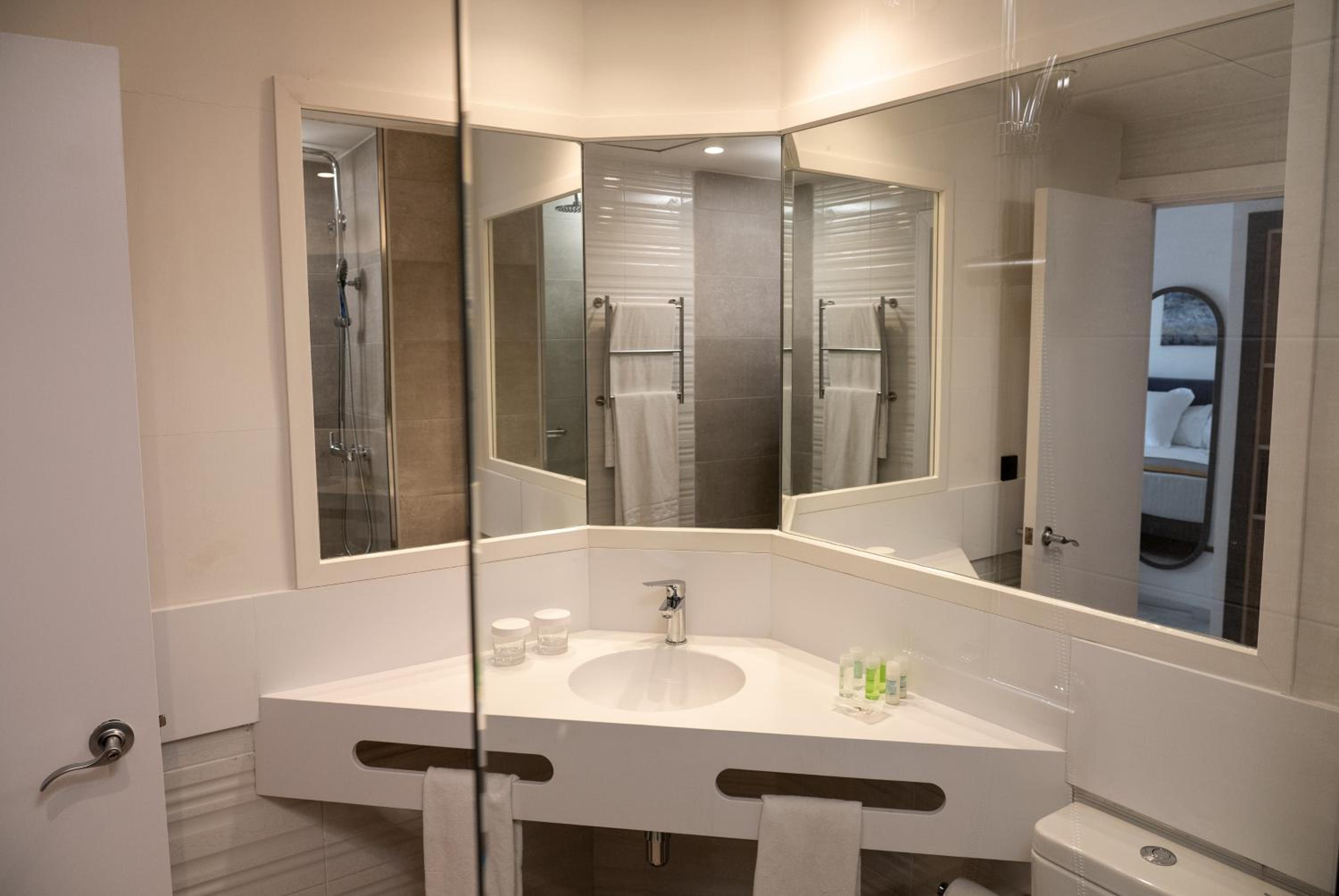 Superior Double Room with Lateral Sea View - Photo 4