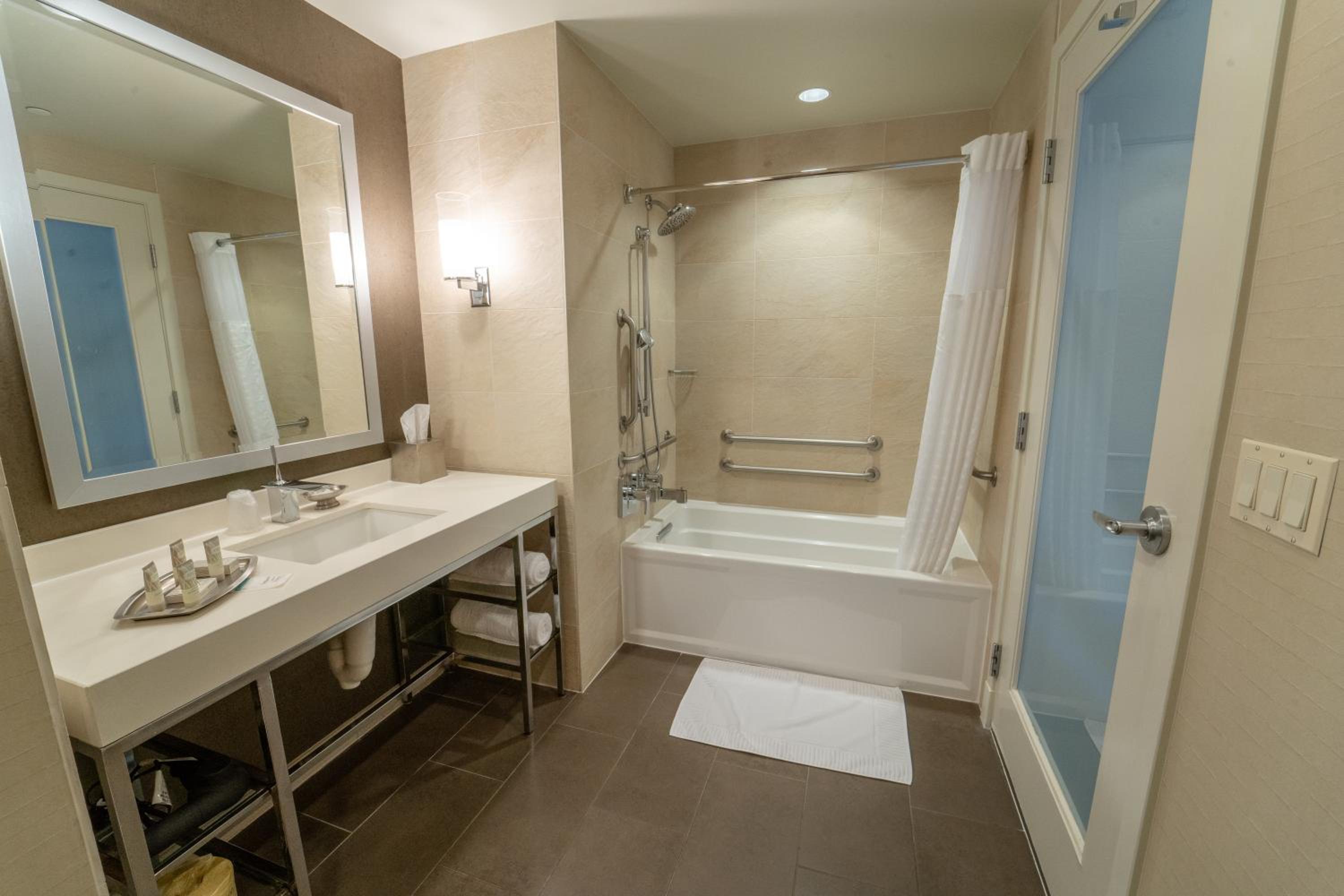 Executive Queen Room with Two Queen Beds photo 2
