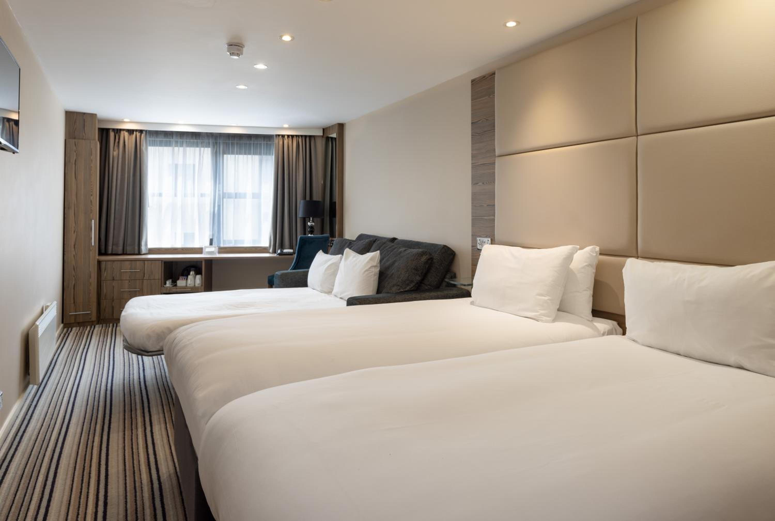 Room with Two Single Beds and Sofa Bed - Non-Smoking - Photo 1