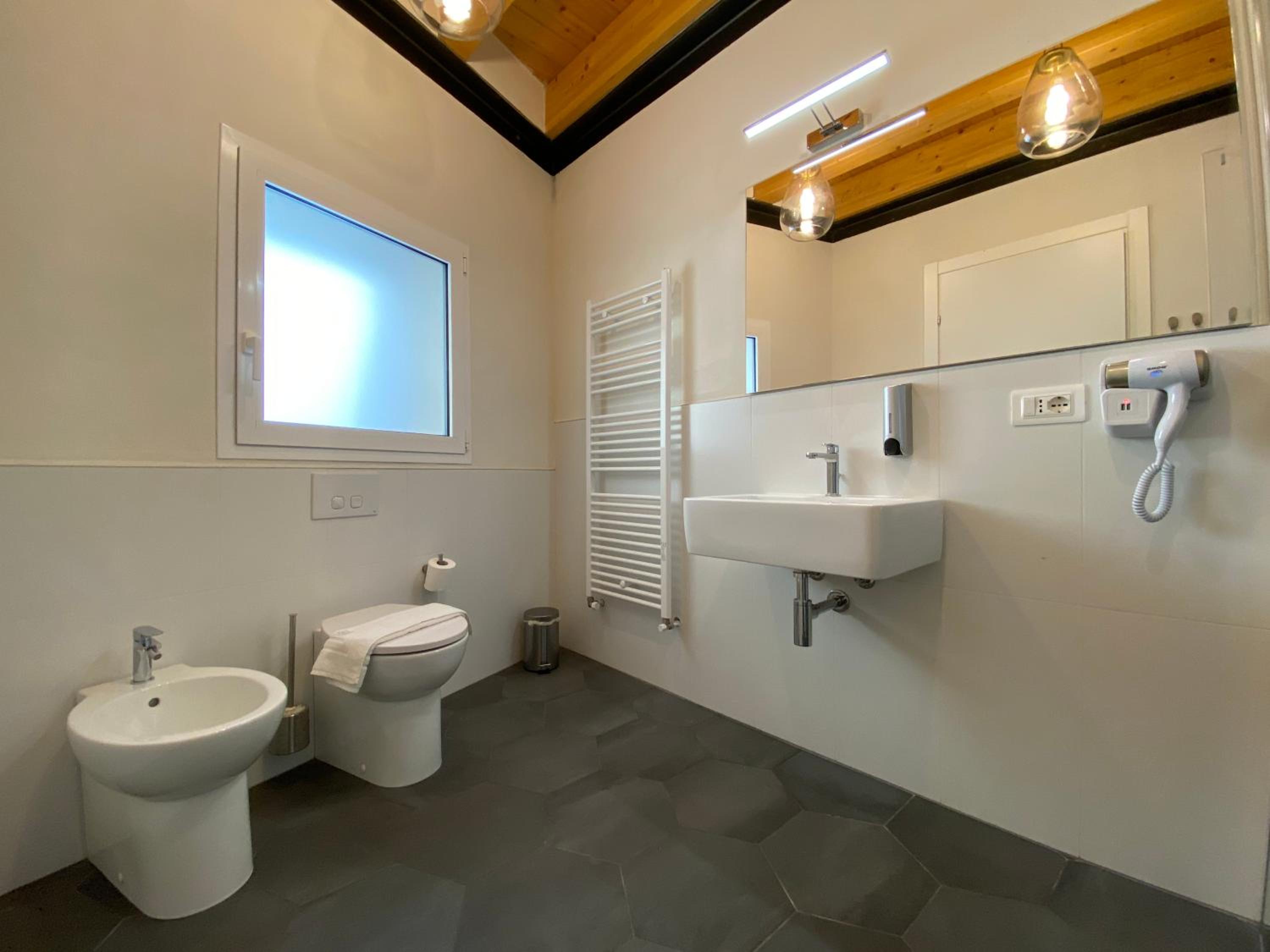 Quadruple Room with Private Bathroom - Photo 5