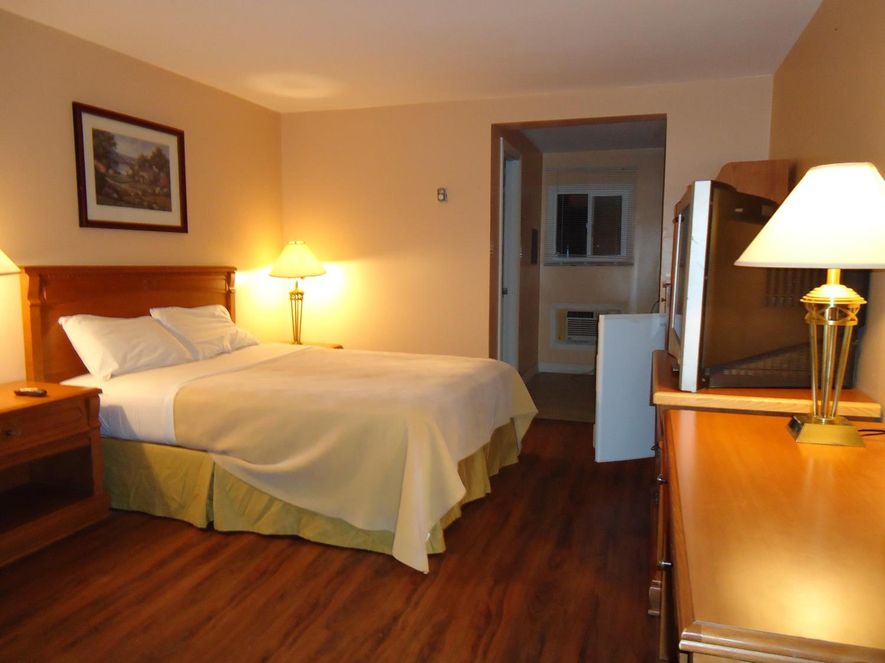 Queen Room - Non-Smoking photo 1