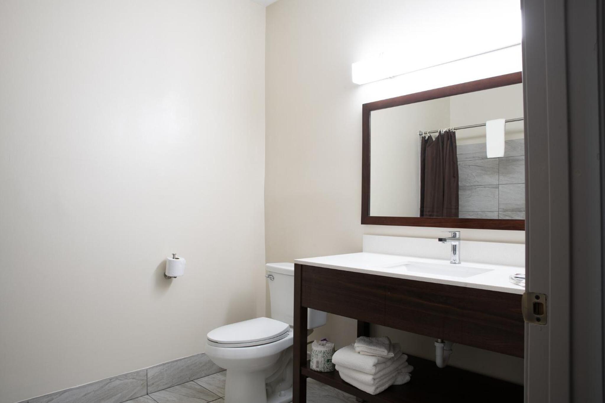 Suite with Hot Tub - Photo 2