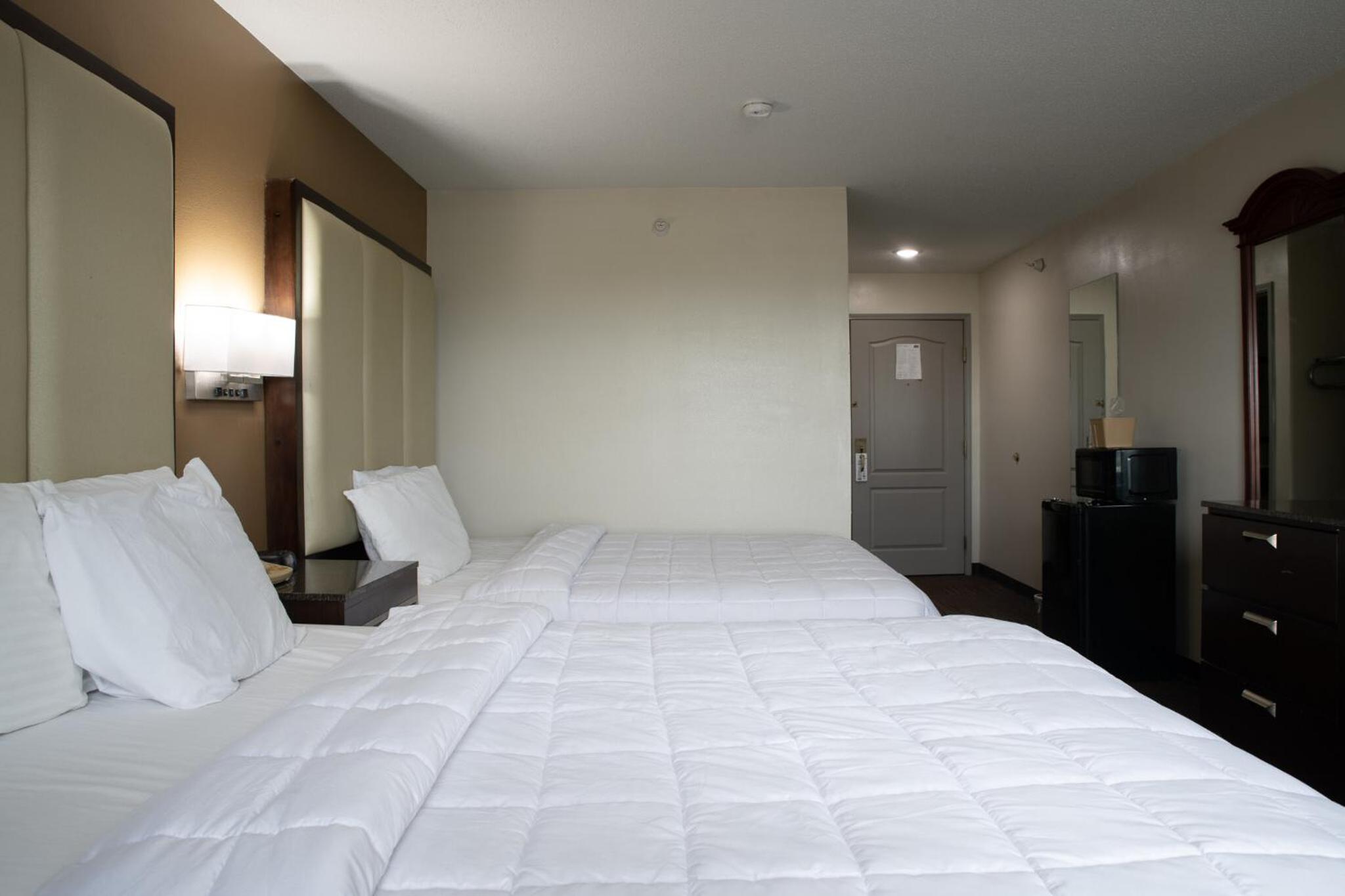 Queen Room with Two Queen Beds - Photo 3