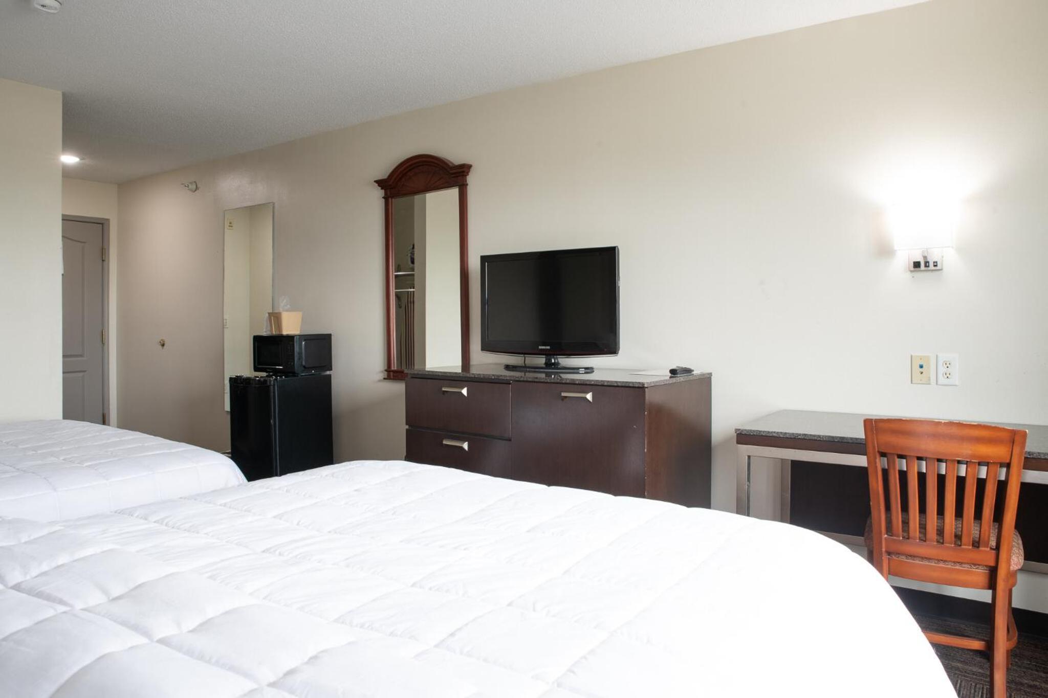 Queen Room with Two Queen Beds - Photo 4