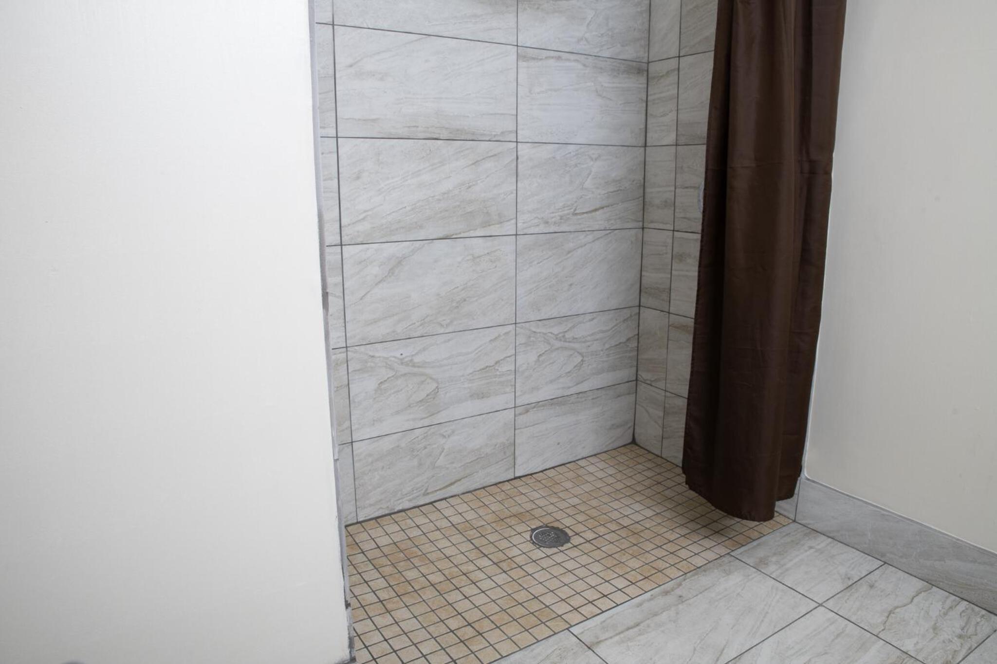 Queen Room with Two Queen Beds - Disability Access - Photo 3