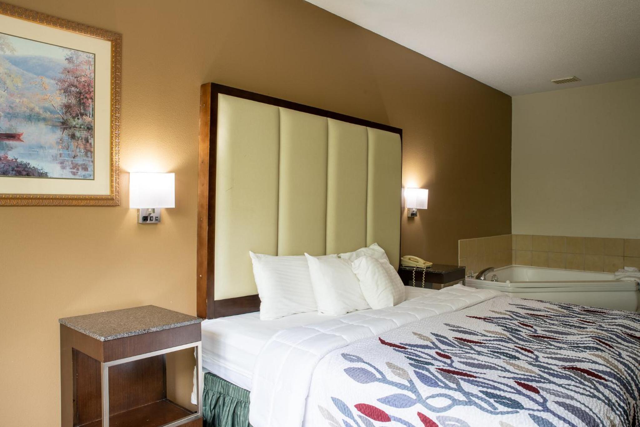 Suite with Hot Tub - Photo 4
