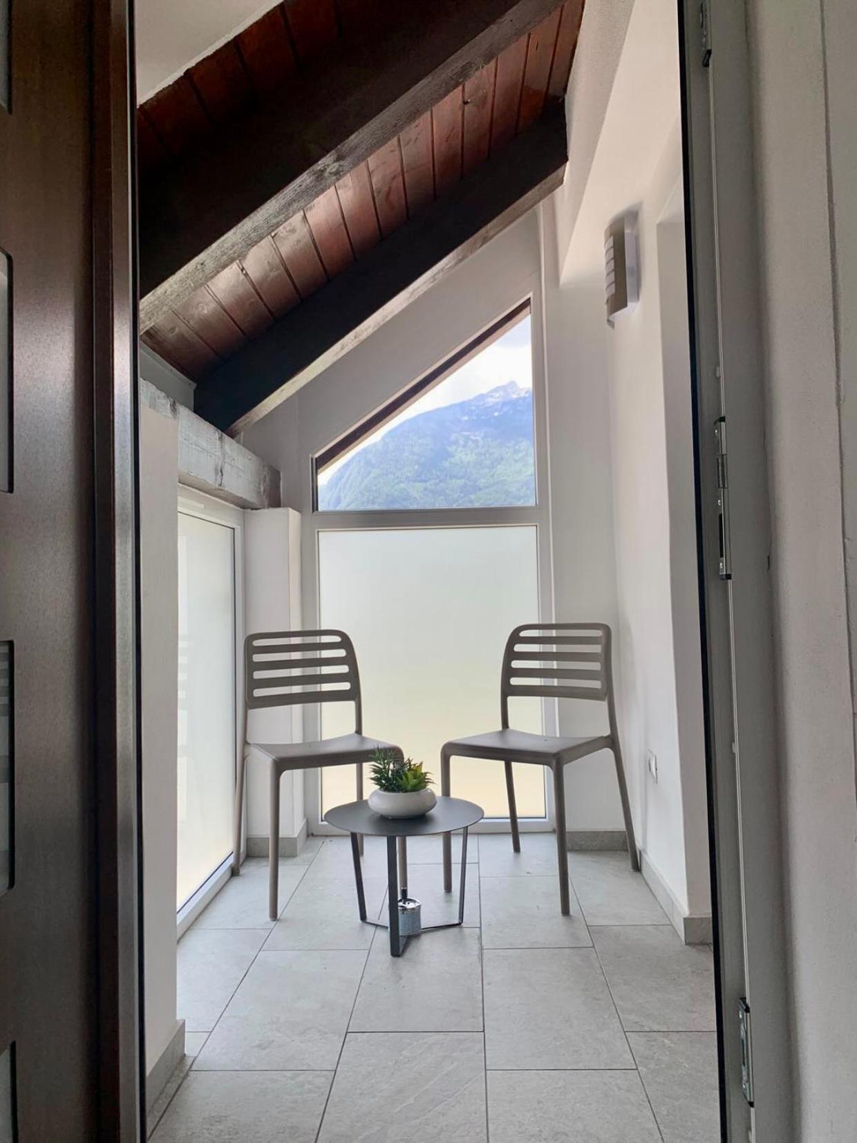 Three-Bedroom Apartment with Mountain View - Photo 3
