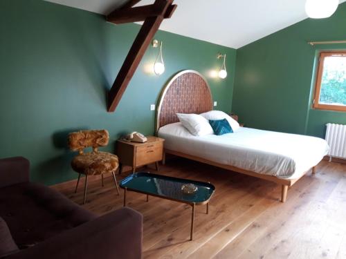 Deluxe Room (2 Adults + 1 Child) - Photo 1