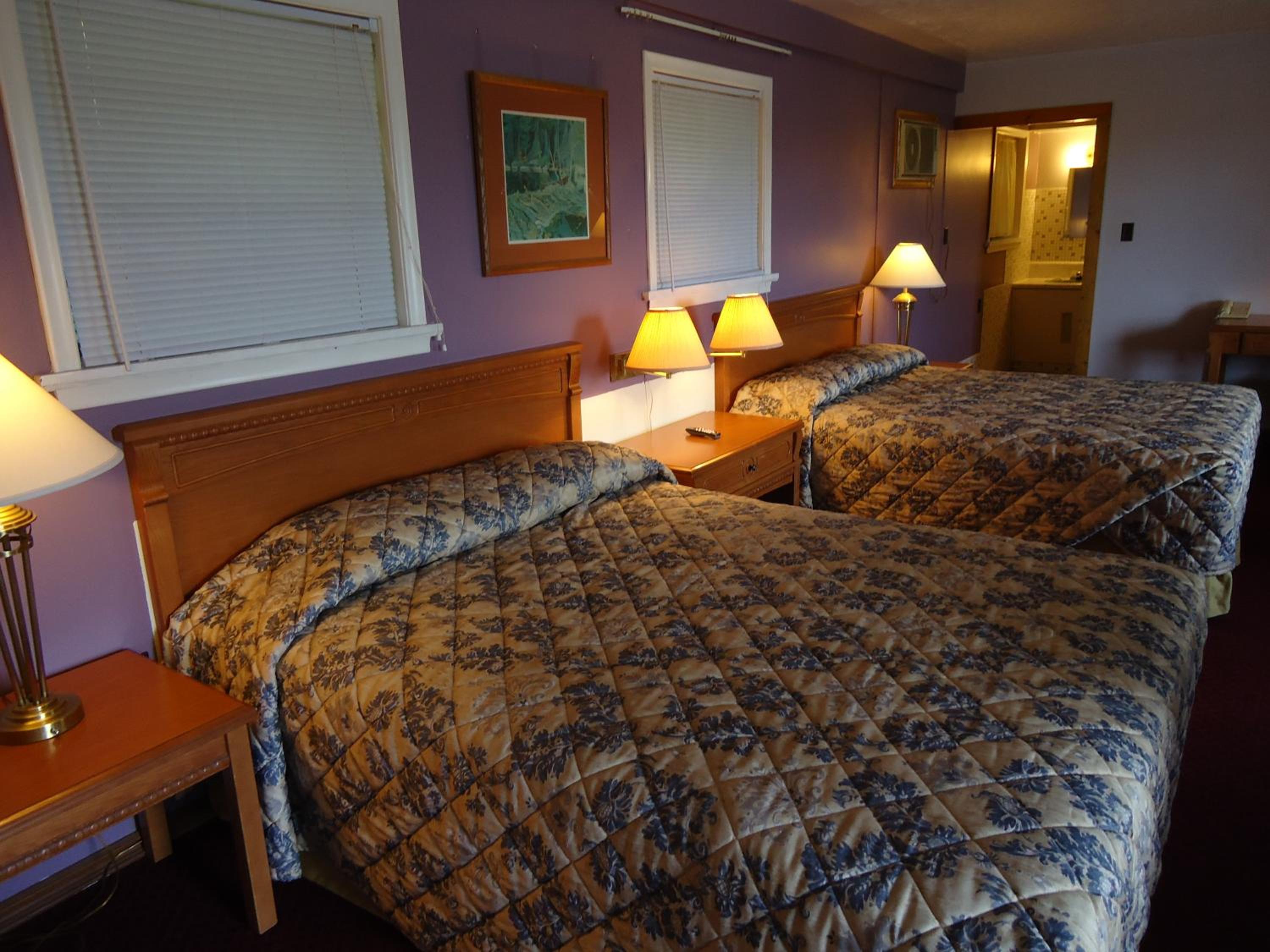 Queen Room with Two Queen Beds - Non-Smoking photo 3