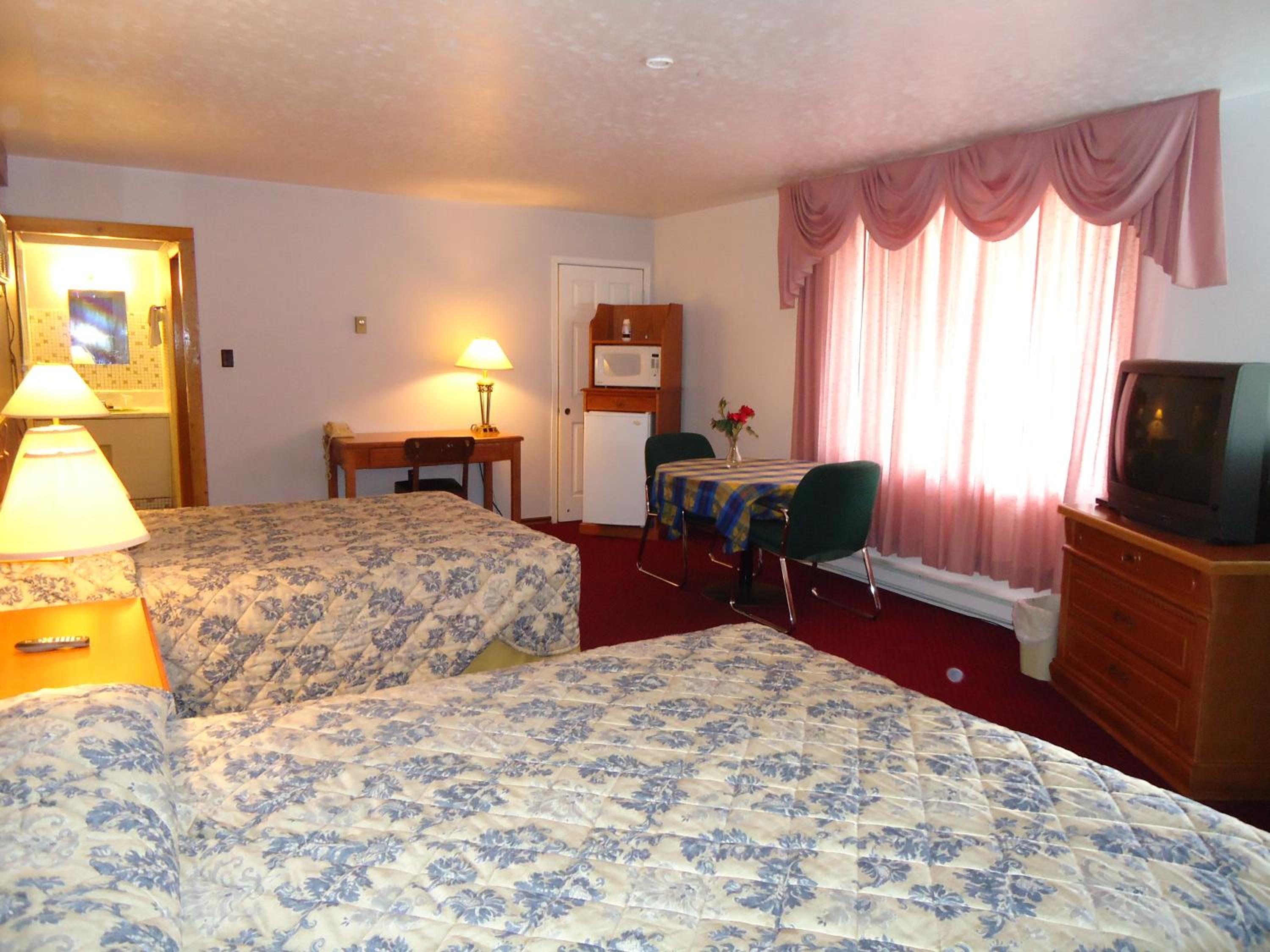 Queen Room with Two Queen Beds - Non-Smoking photo 2
