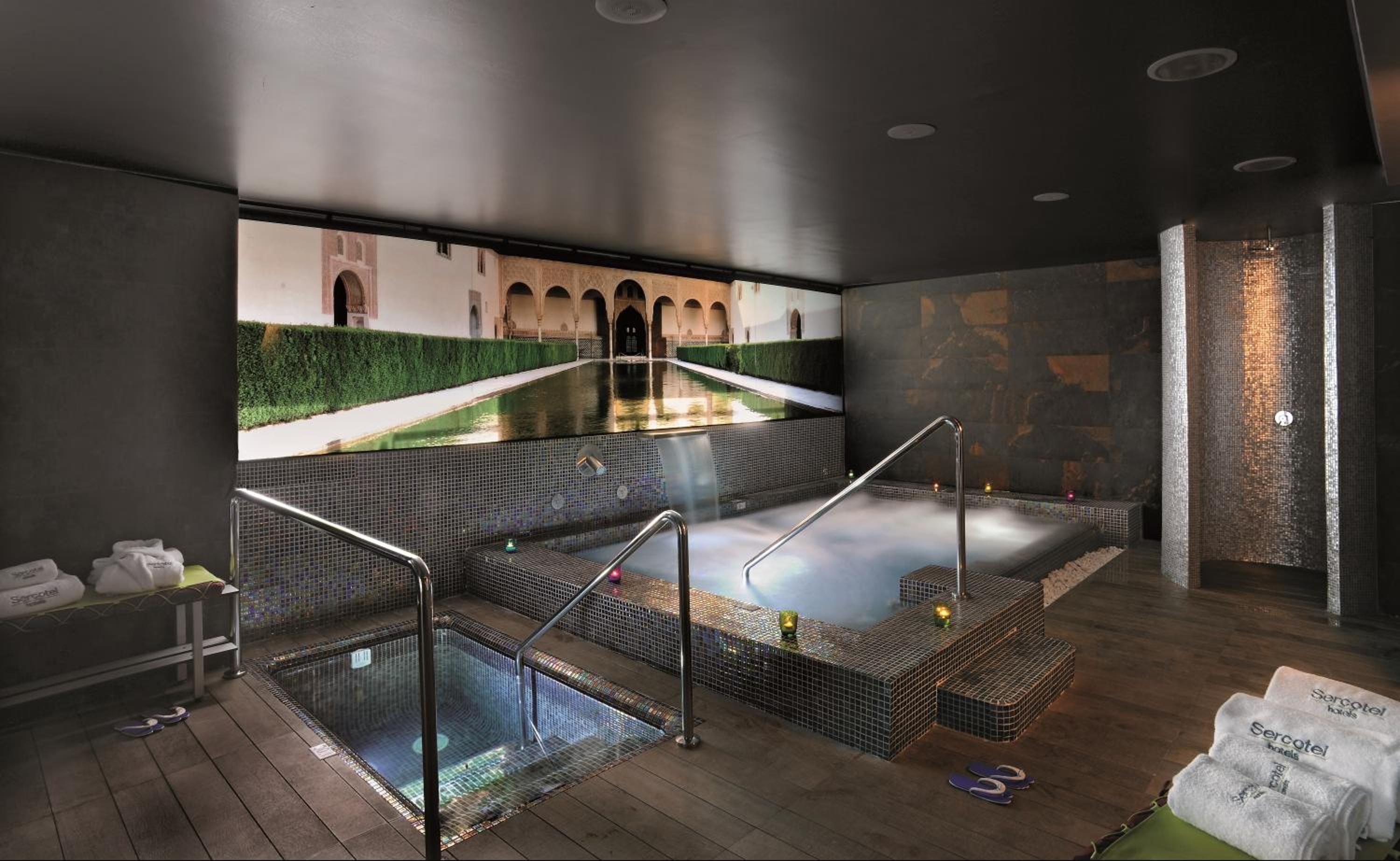 Deluxe King Room - Photo 2