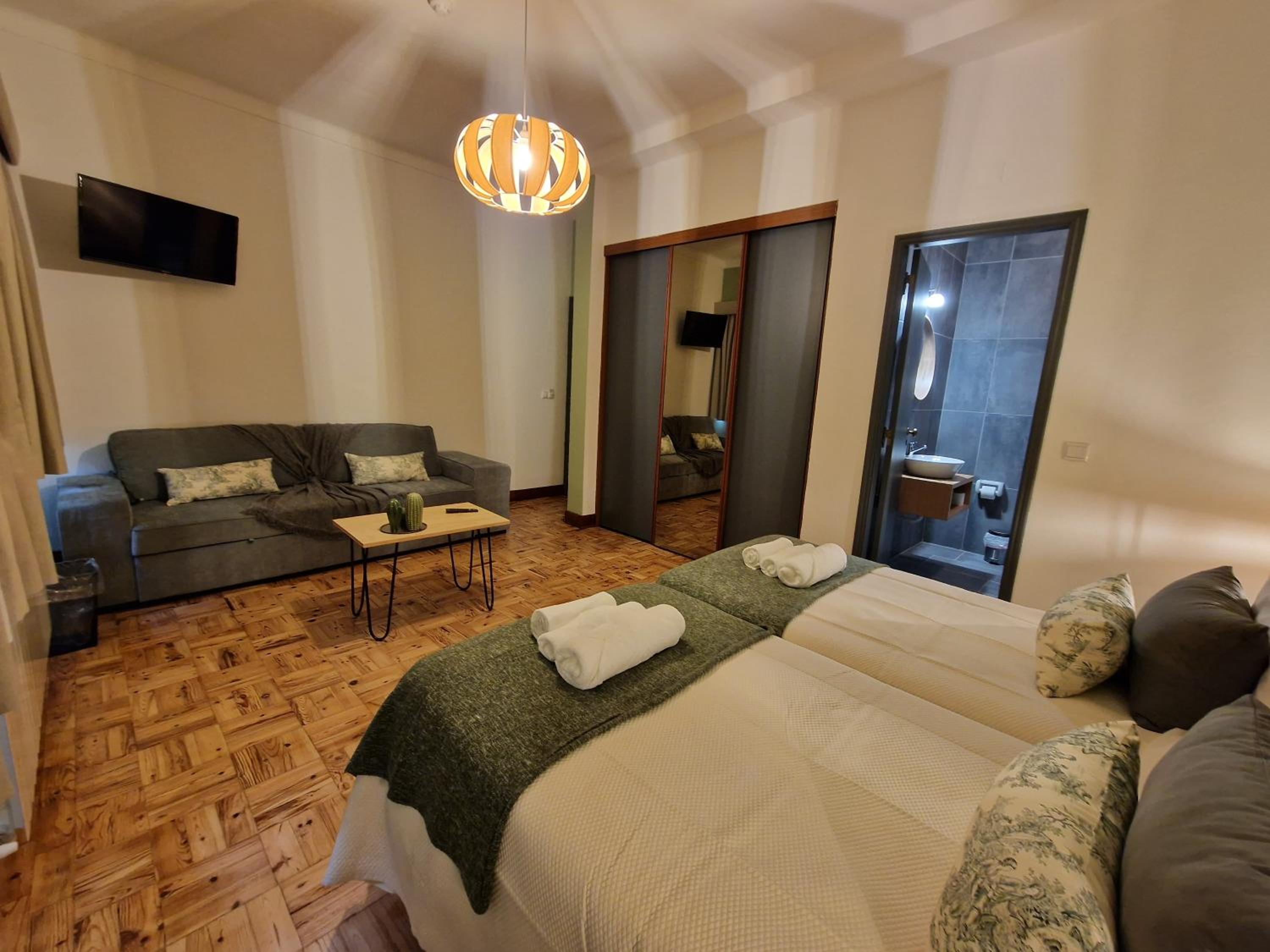 Family Room with Private Bathroom - Photo 3