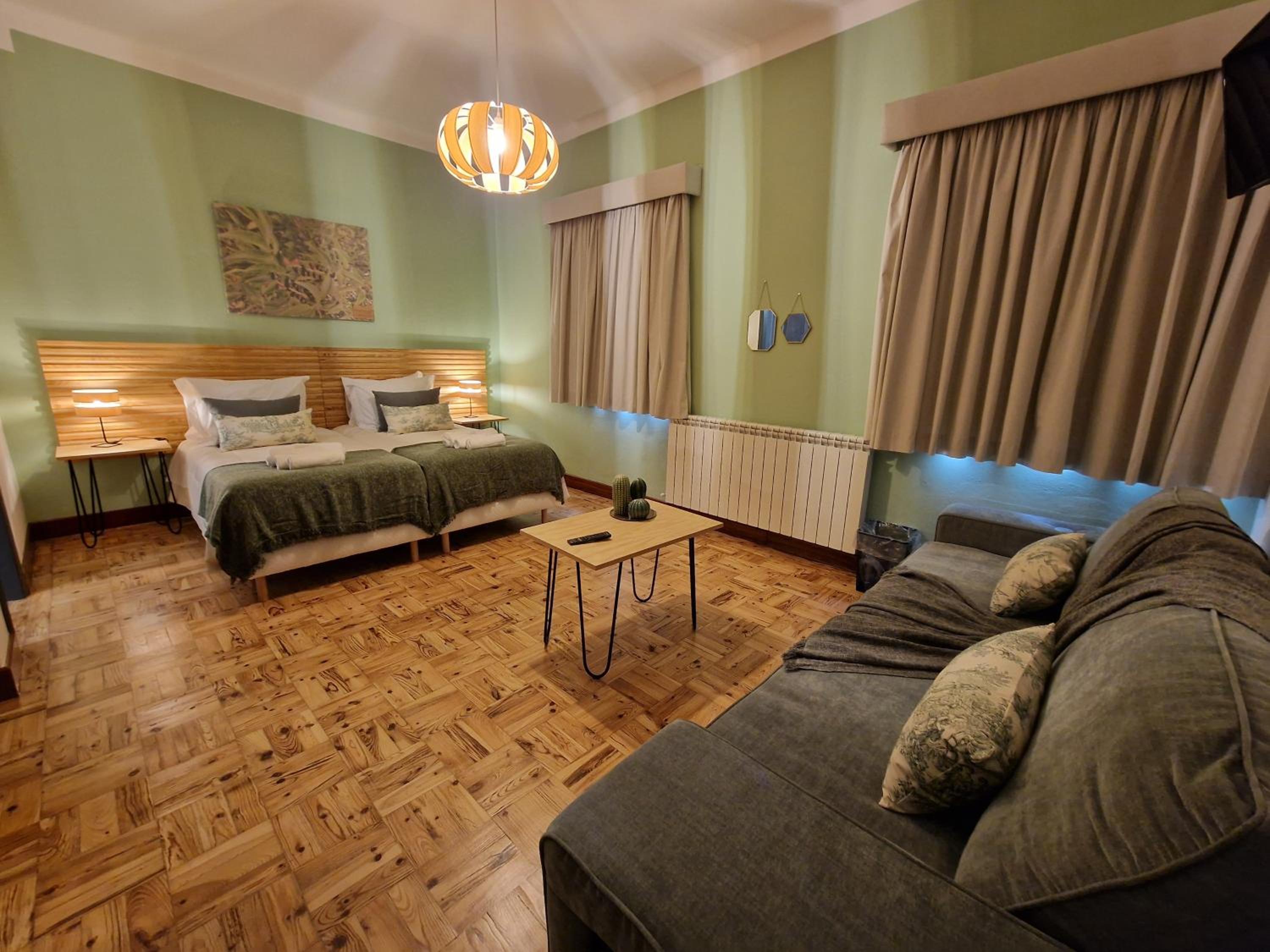 Family Room with Private Bathroom - Photo 2
