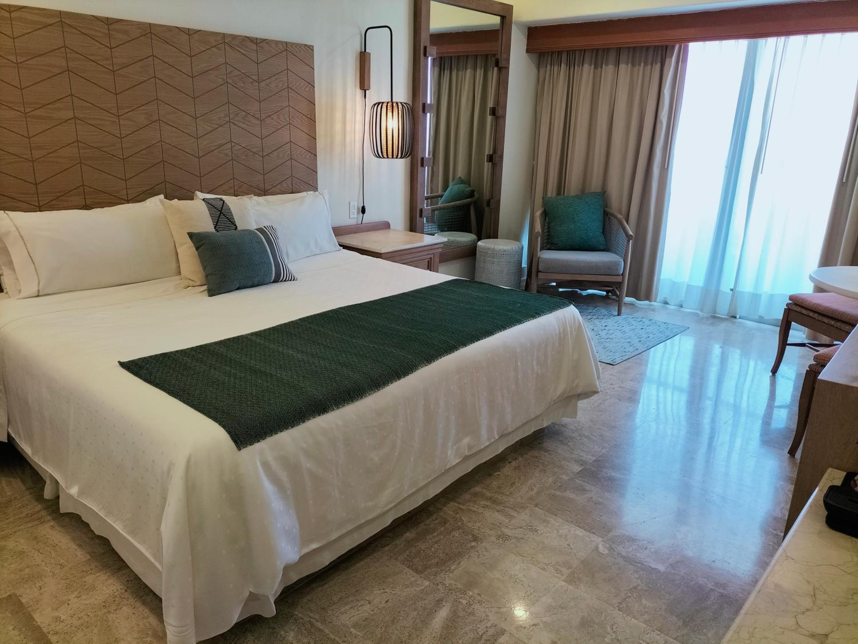 Deluxe Room King Ocean View