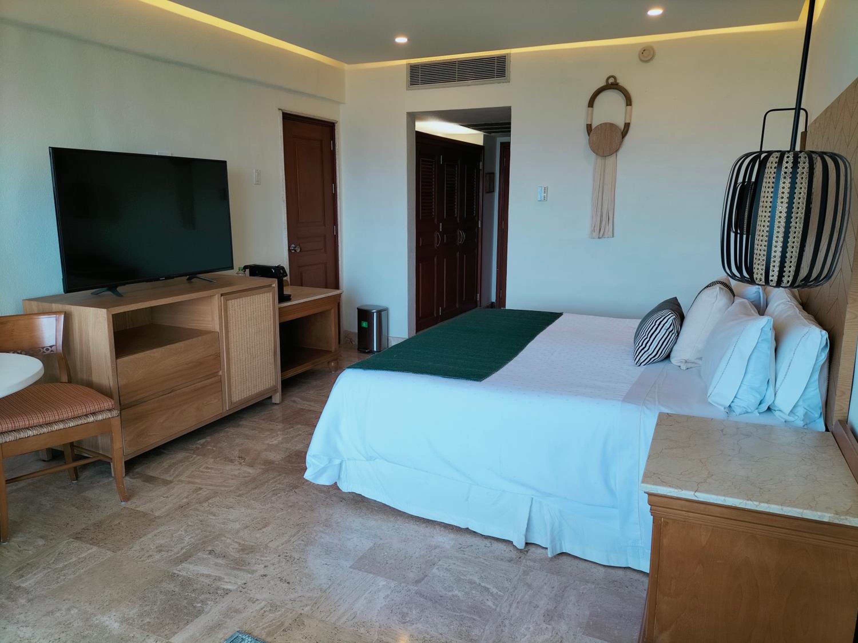 Deluxe Room King Ocean View thumbnail 5